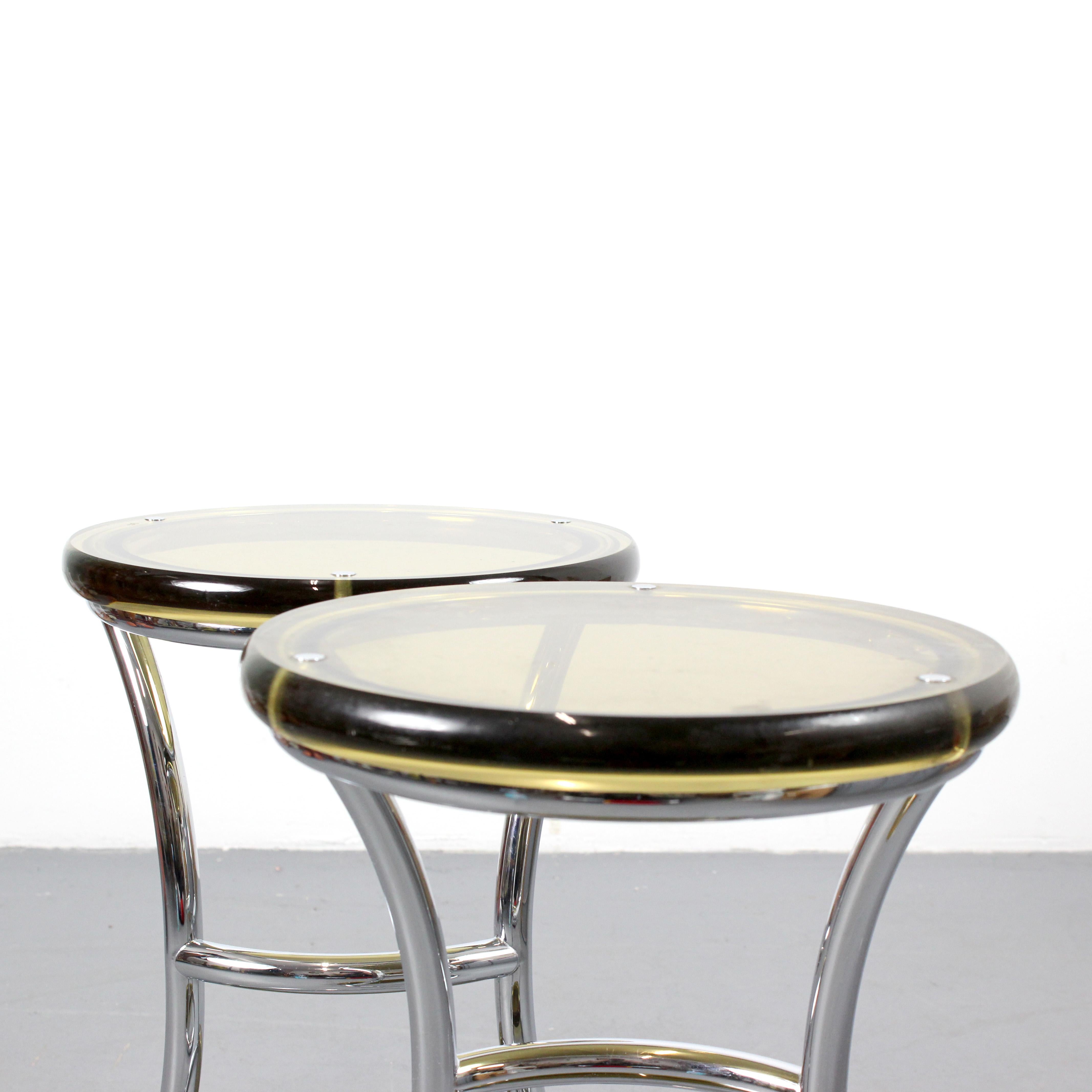 20ième siècle Pair of stools with a chrome-plated tubular frame and honey-colored methacrylate en vente