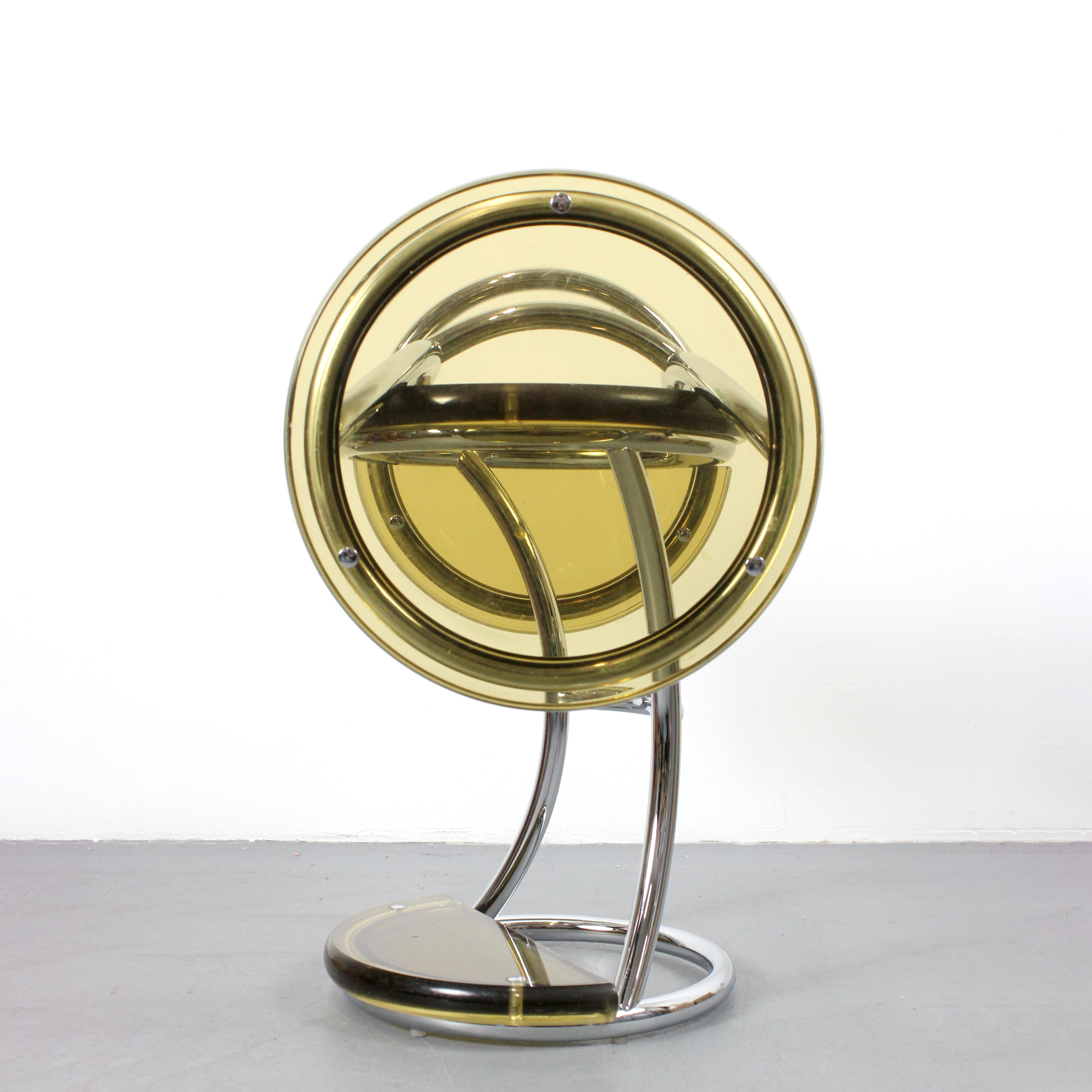 Pair of stools with a chrome-plated tubular frame and honey-colored methacrylate en vente 2