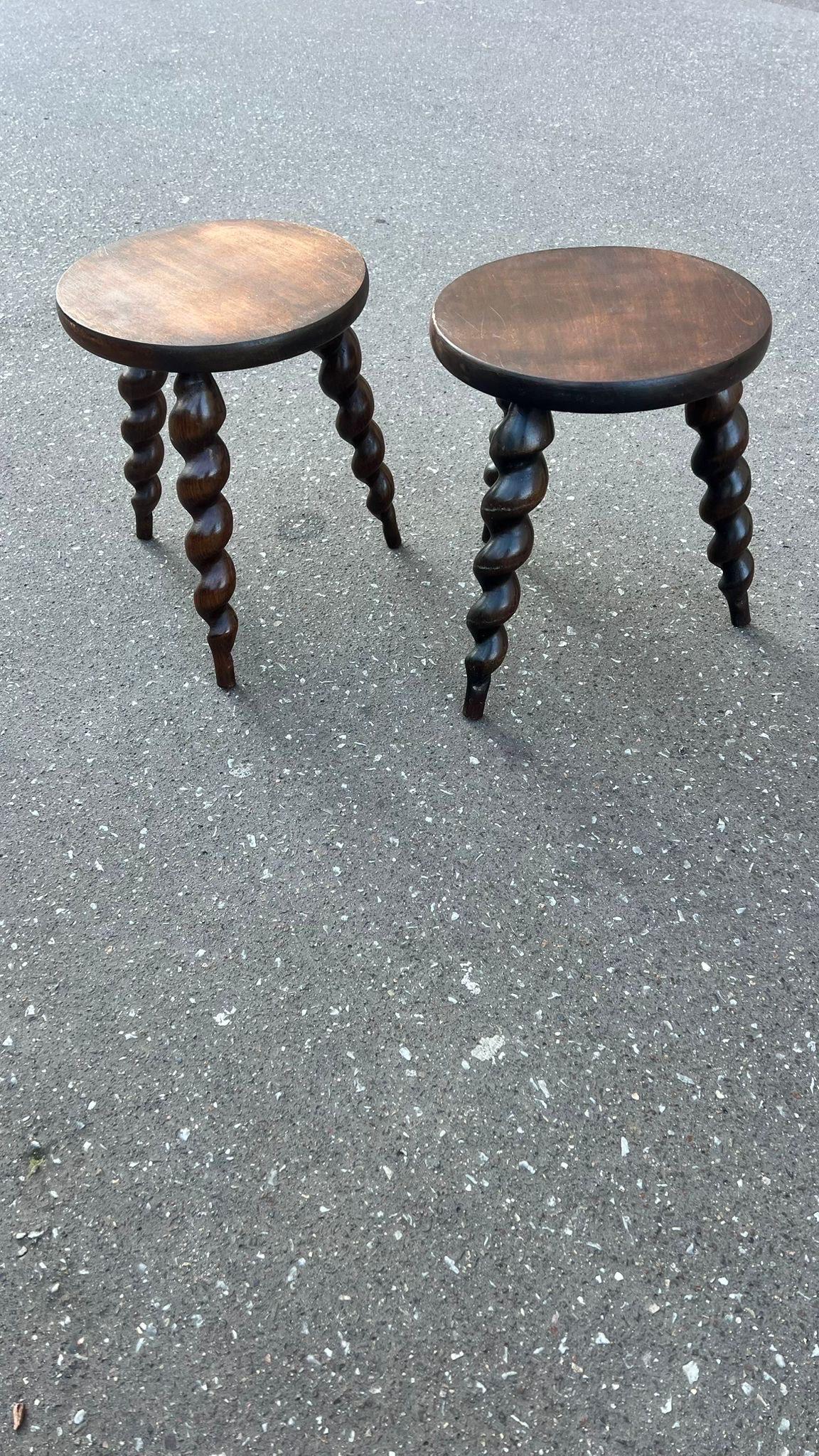 paire de tabourets inhabituels à pieds en spirale