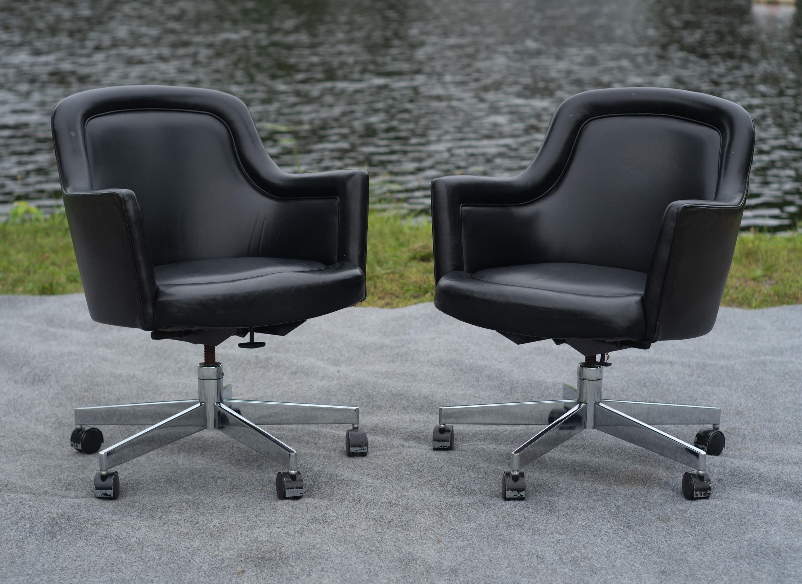 Progettate e realizzate negli anni '60, queste sedie sono state prodotte da Stow & Davis, nota all'epoca per la produzione di mobili per ufficio in grado di competere con marchi del calibro di Knoll in termini di qualità della produzione. Queste