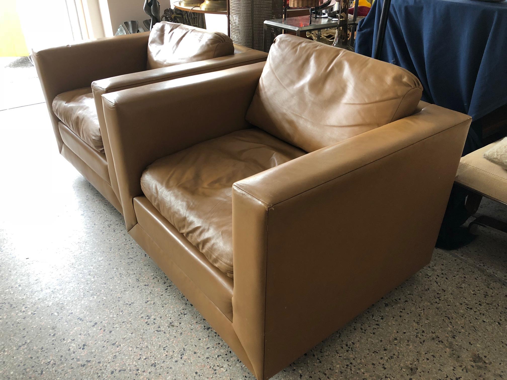 Une paire de fauteuils cubiques classiques Stow Davis. Très confortables et élégants, rembourrés d'origine, sur des socles.