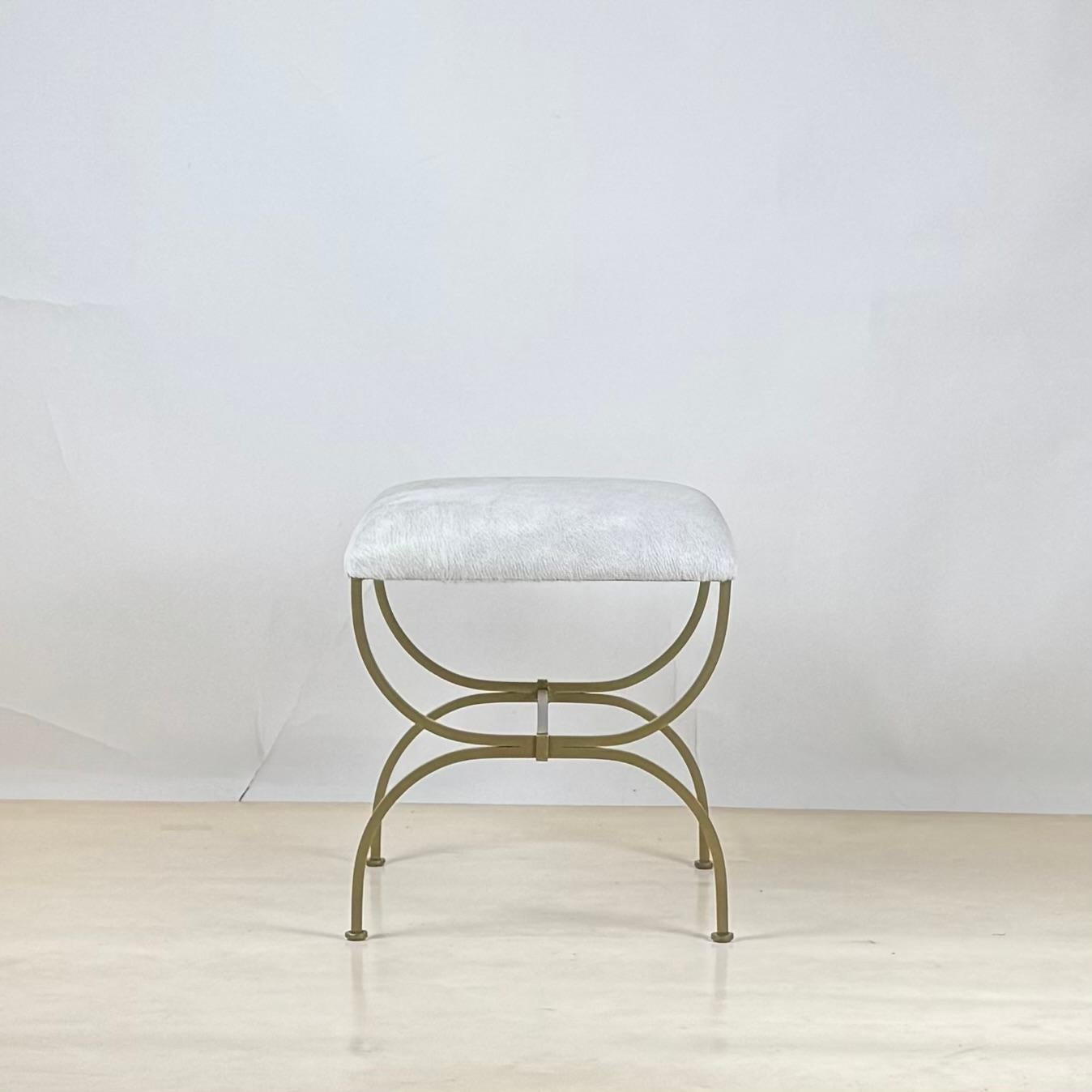 Coppia di sgabelli 'Strapontin' in metallo dorato e cuoio bianco di Design Frères.
Chic e sobrio.