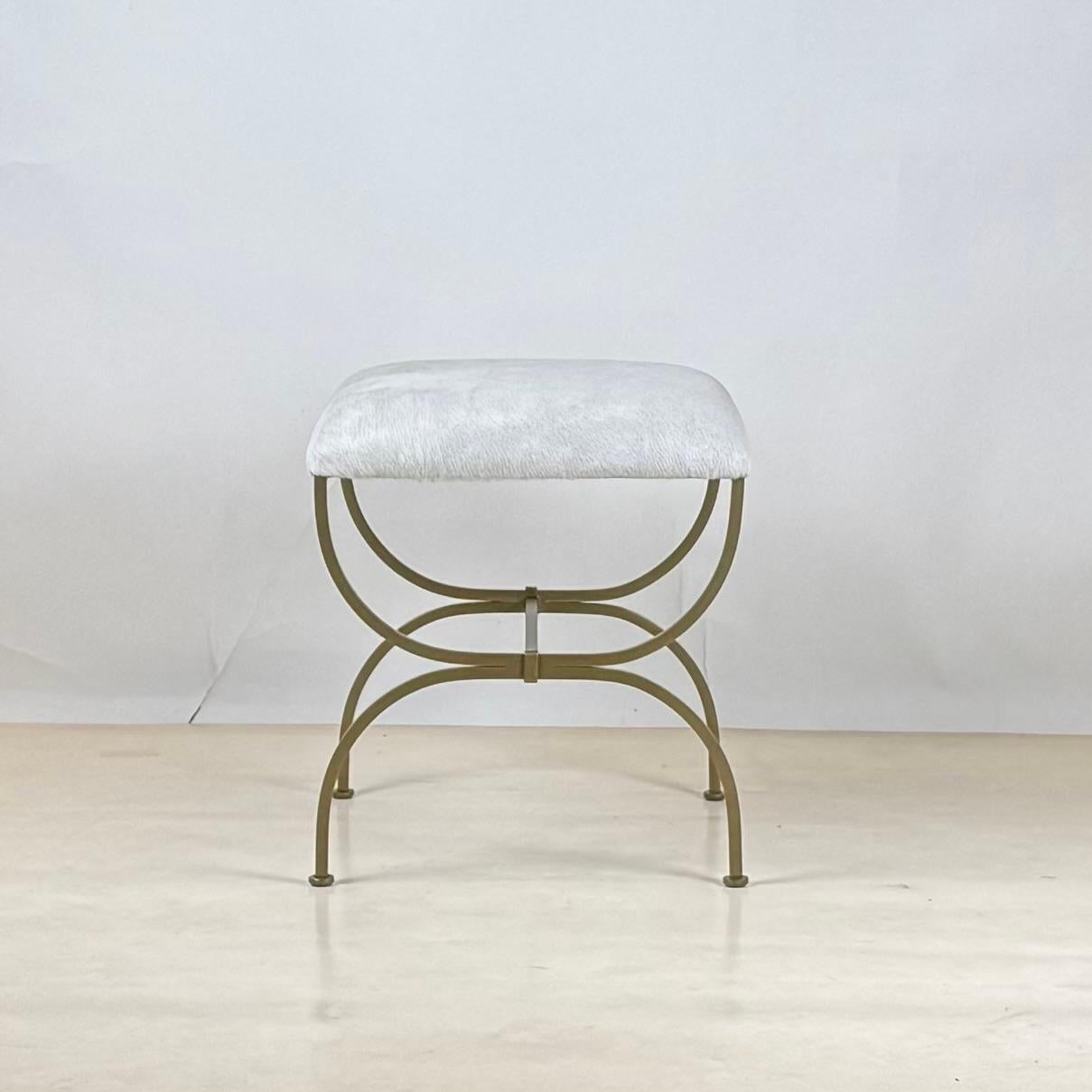 Art Déco Coppia di sgabelli 'Strapontin' in metallo dorato e cuoio bianco di Design Frères in vendita