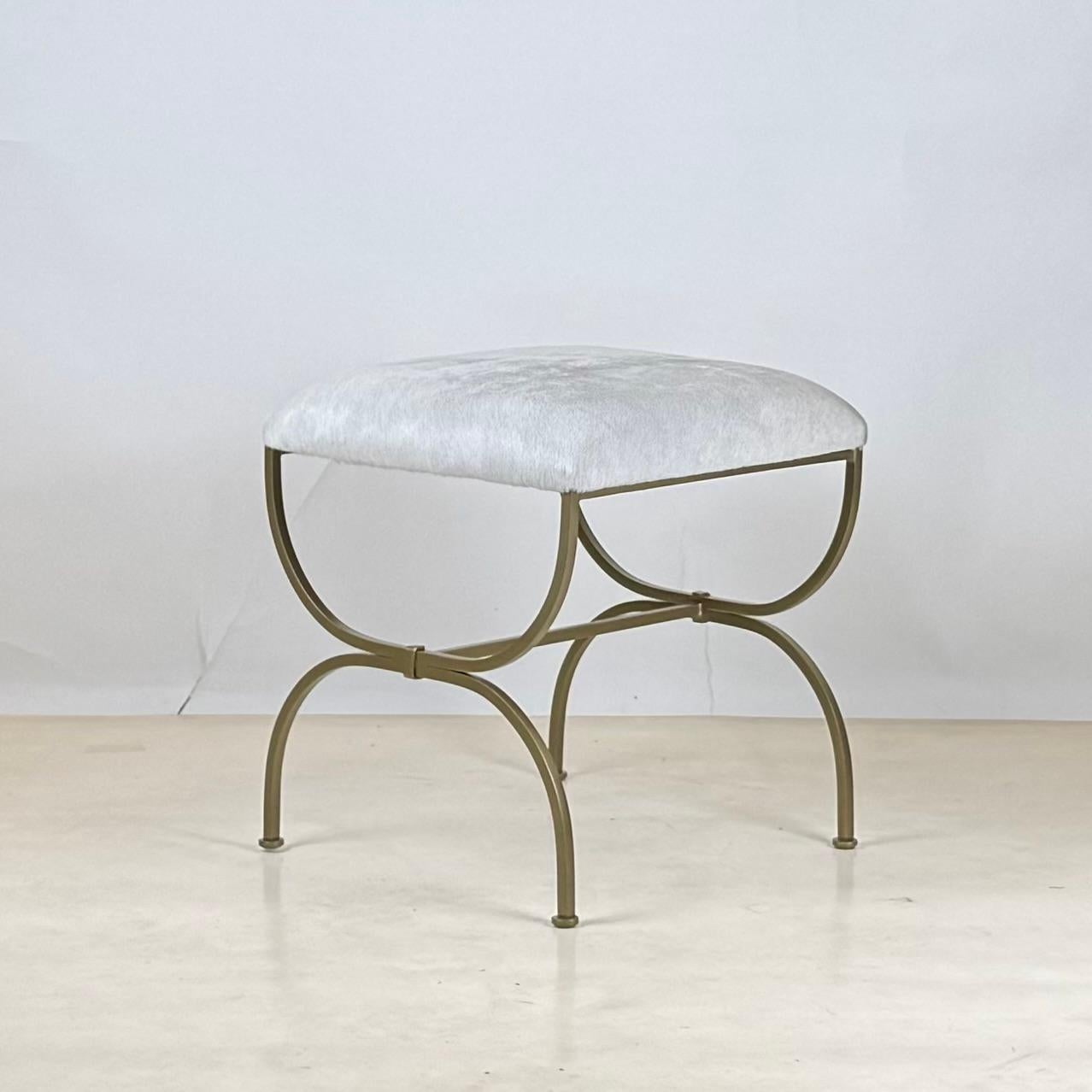 Francese Coppia di sgabelli 'Strapontin' in metallo dorato e cuoio bianco di Design Frères in vendita