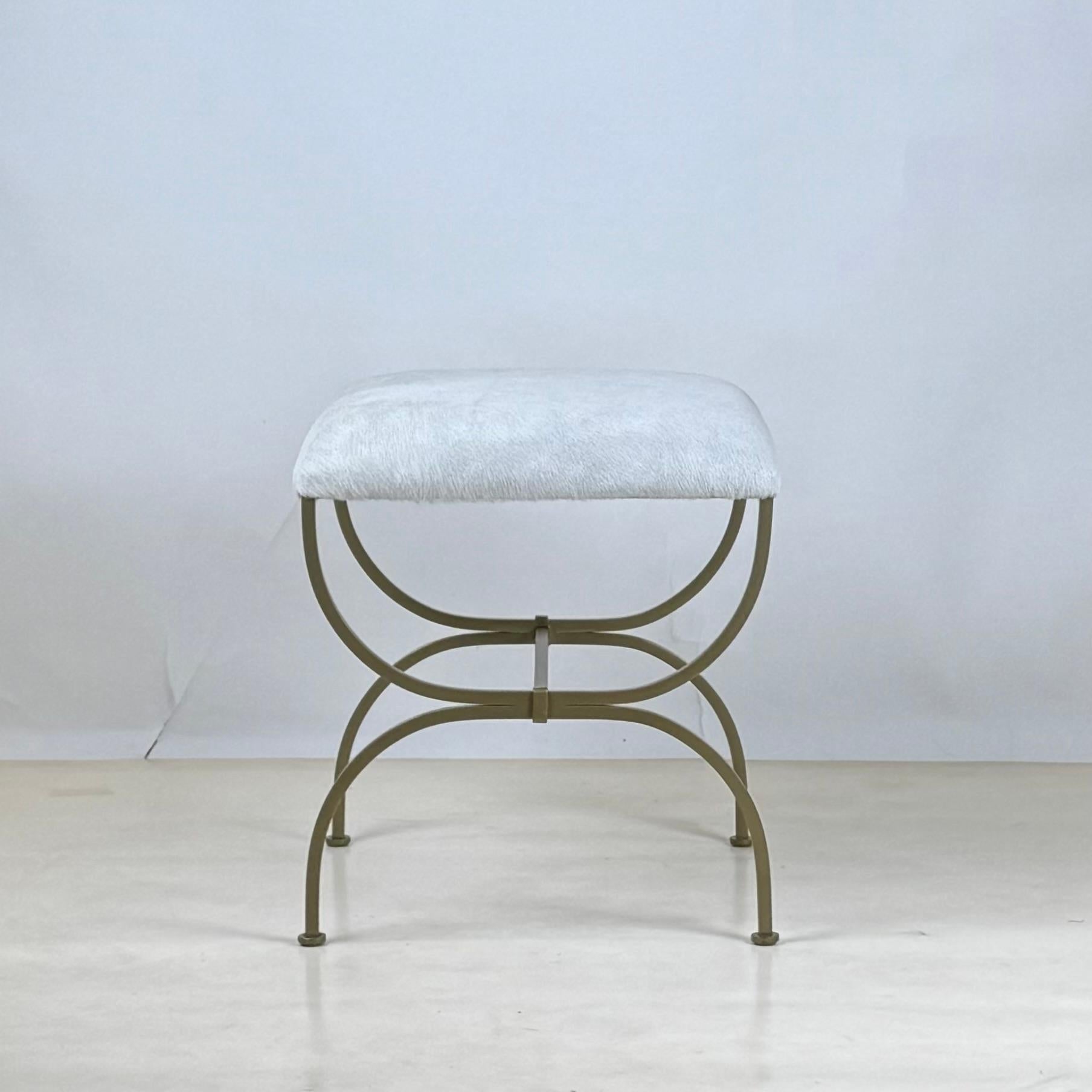 Dipinto a mano Coppia di sgabelli 'Strapontin' in metallo dorato e cuoio bianco di Design Frères in vendita
