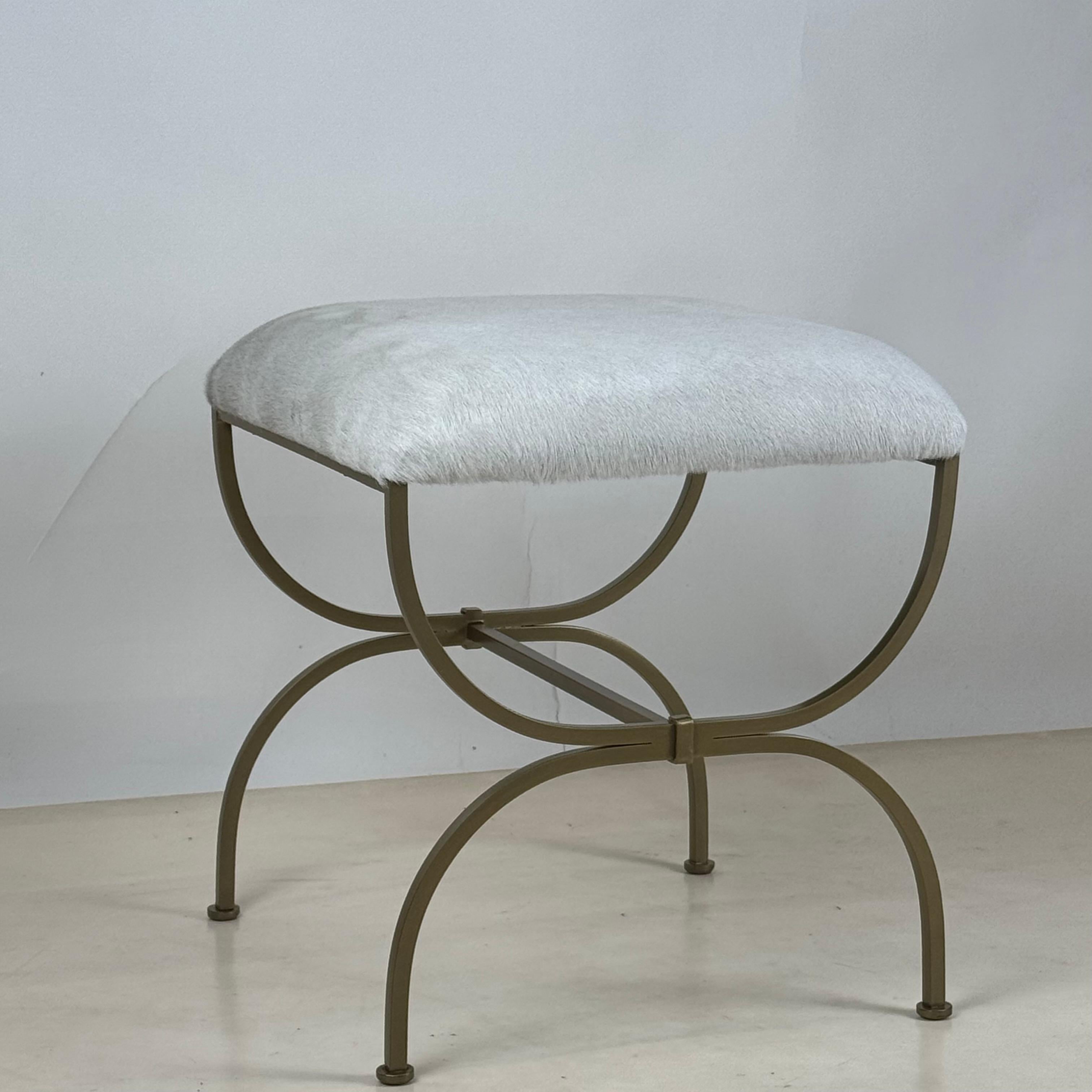 Coppia di sgabelli 'Strapontin' in metallo dorato e cuoio bianco di Design Frères In condizioni Nuovo in vendita a Los Angeles, CA