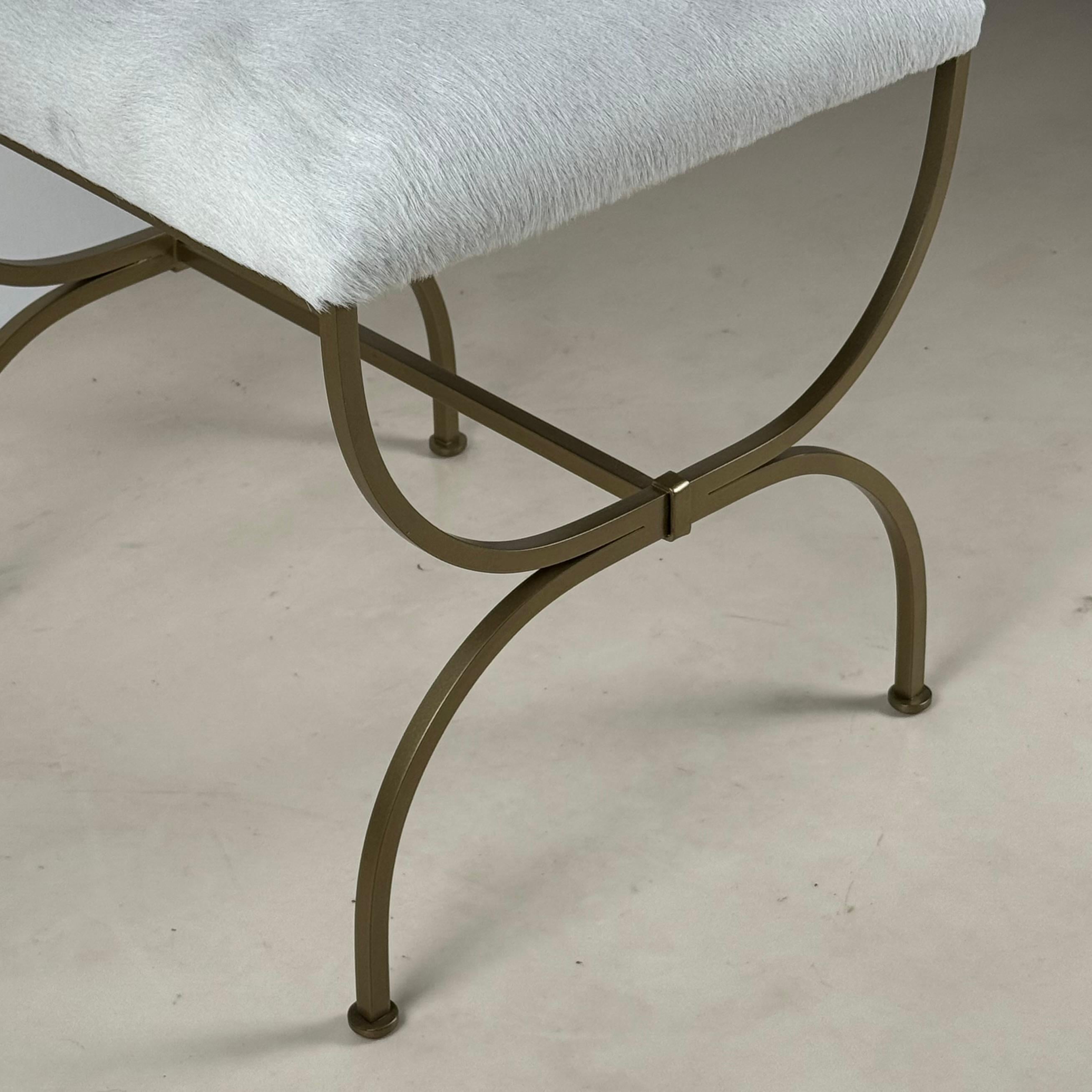 XXI secolo e contemporaneo Coppia di sgabelli 'Strapontin' in metallo dorato e cuoio bianco di Design Frères in vendita