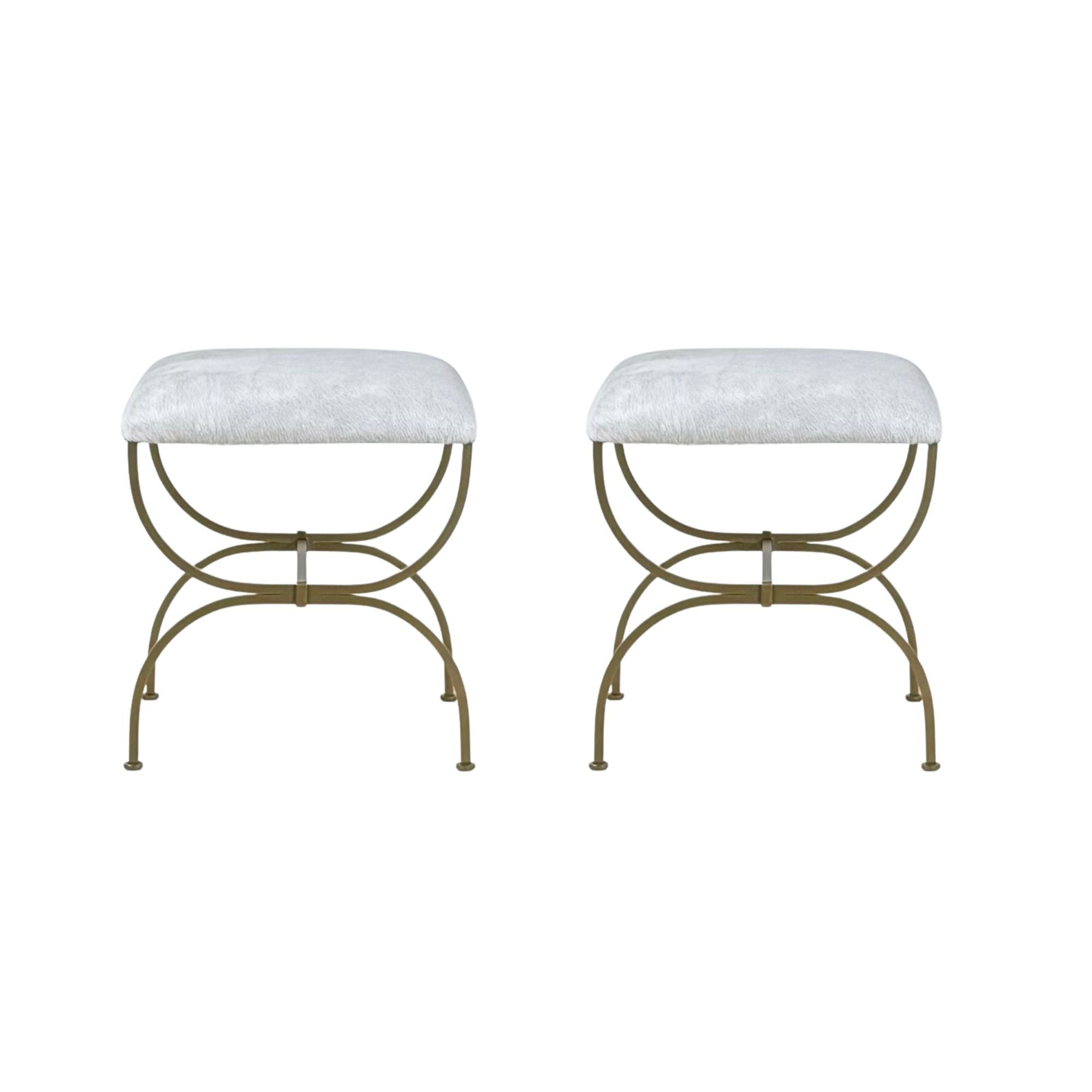 Coppia di sgabelli 'Strapontin' in metallo dorato e cuoio bianco di Design Frères