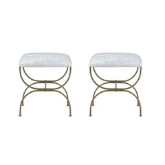 Pareja de taburetes "Strapontin" de metal dorado y piel blanca de Design Frères
