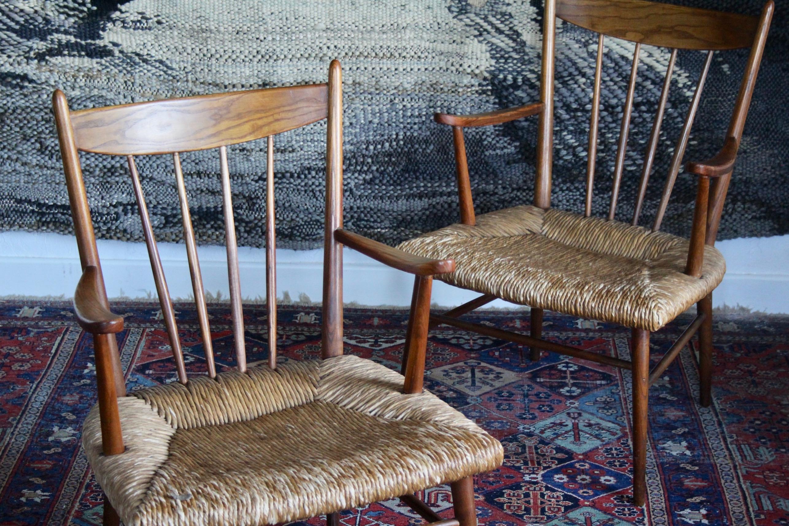 Milieu du XXe siècle Paire de fauteuils en paille et bois  en vente