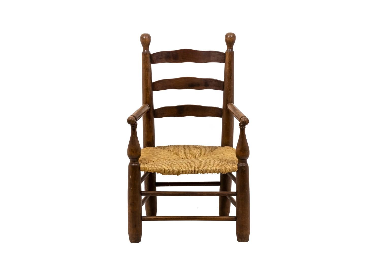 Charles Dudouyt, im Stil von.

Ein Paar Sessel auf vier Holzbeinen, die durch zwei Querstreben miteinander verbunden sind. Struktur in Holz mit Sitz garniert von starw. Geformte Rücken- und Armlehnen. 

Das Werk wurde in den 1950er Jahren