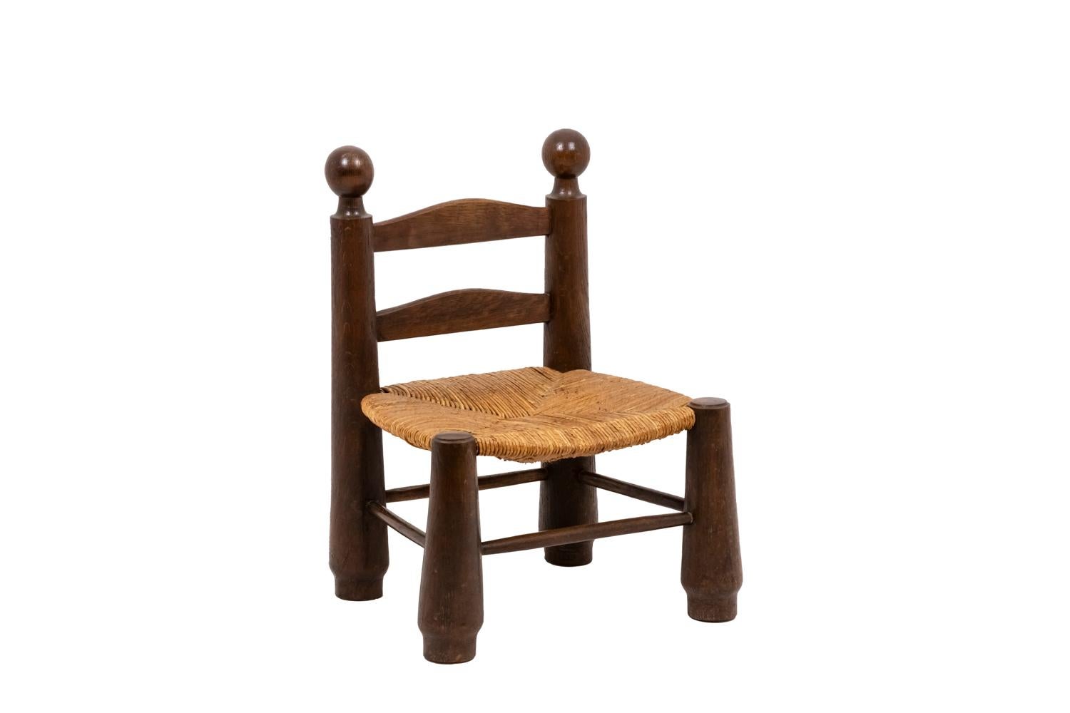 Pair of chairs in straw standing on four legs in wood linked in pairs. Structure in wood with seat in straw and molded back.

Work realized in the 1940s.

Charles Dudouyt (1885-1946) is a French designer and decorator. He studied at the Germain