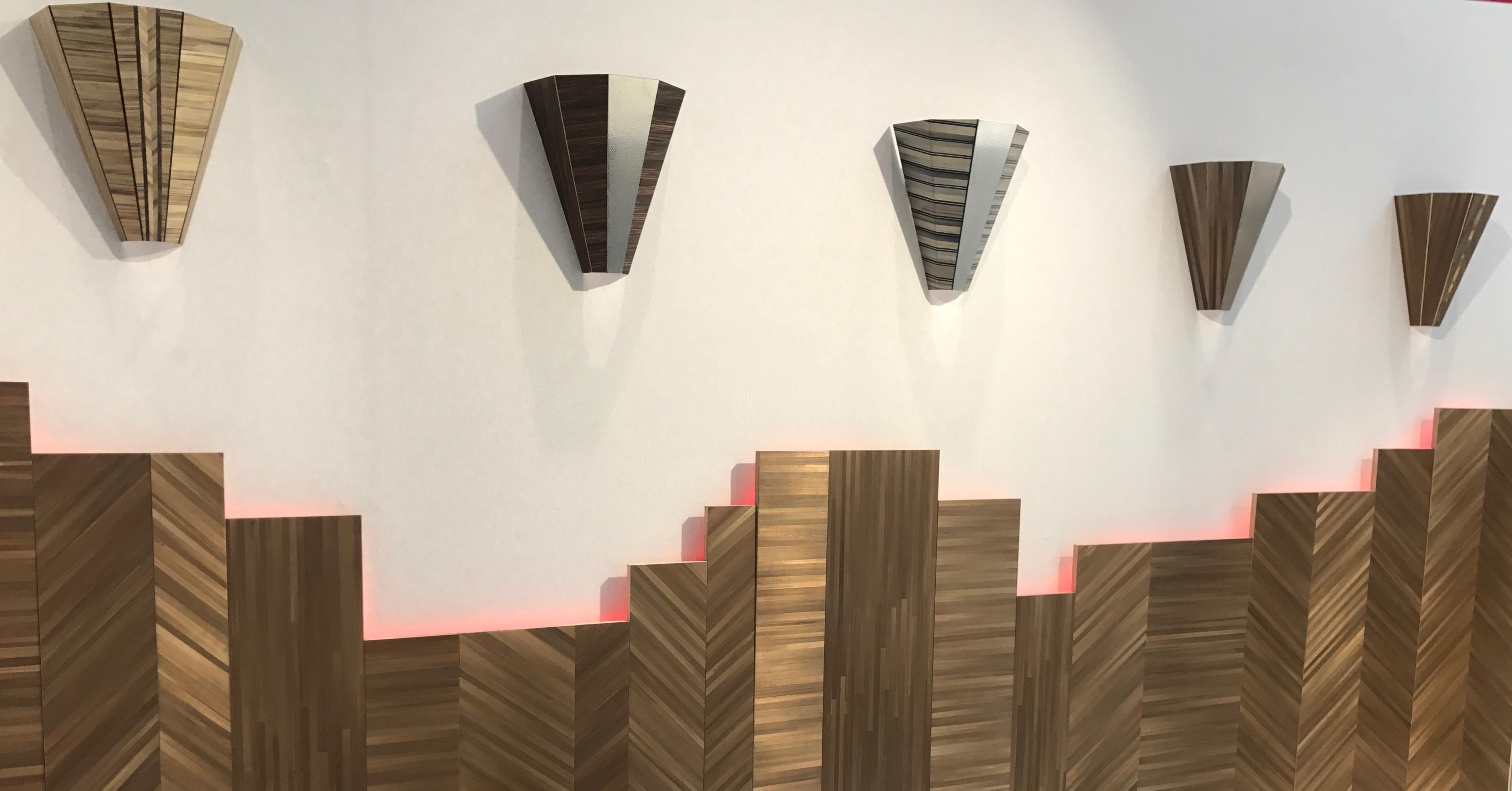 Pair of straw marquetry sconces, designed and entirely made by a talented French artist, using ancient technics of straw marquetry and innovating methods.
Totally non flammable of course. Structure made in aluminum.
The centre part is in a