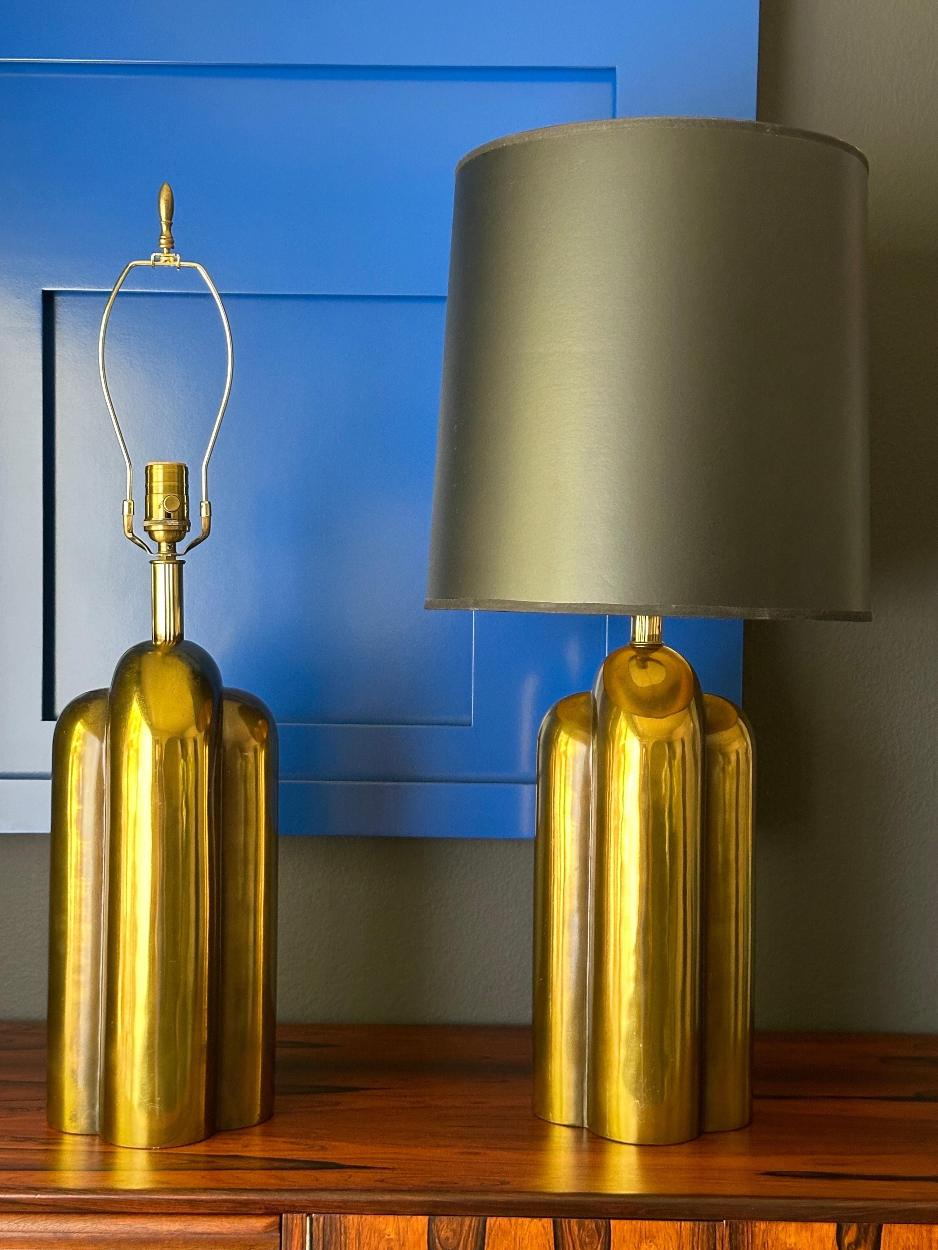 Coppia di lampade in stile Streamline Art Deco con finitura in ottone antico/bronzo di Westwood Industries. I paralumi non sono inclusi.
Altezza della presa di 21
