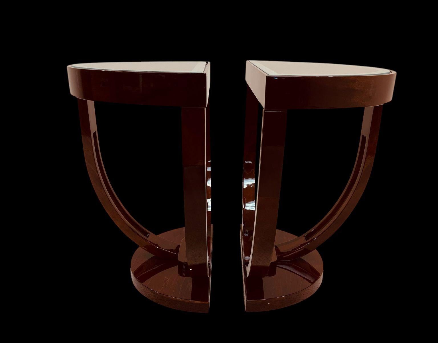 Coppia di tavolini Streamline con piano in vetro a forma di mezzo cerchio Art Deco, America C.I.C. 1930 in vendita 9