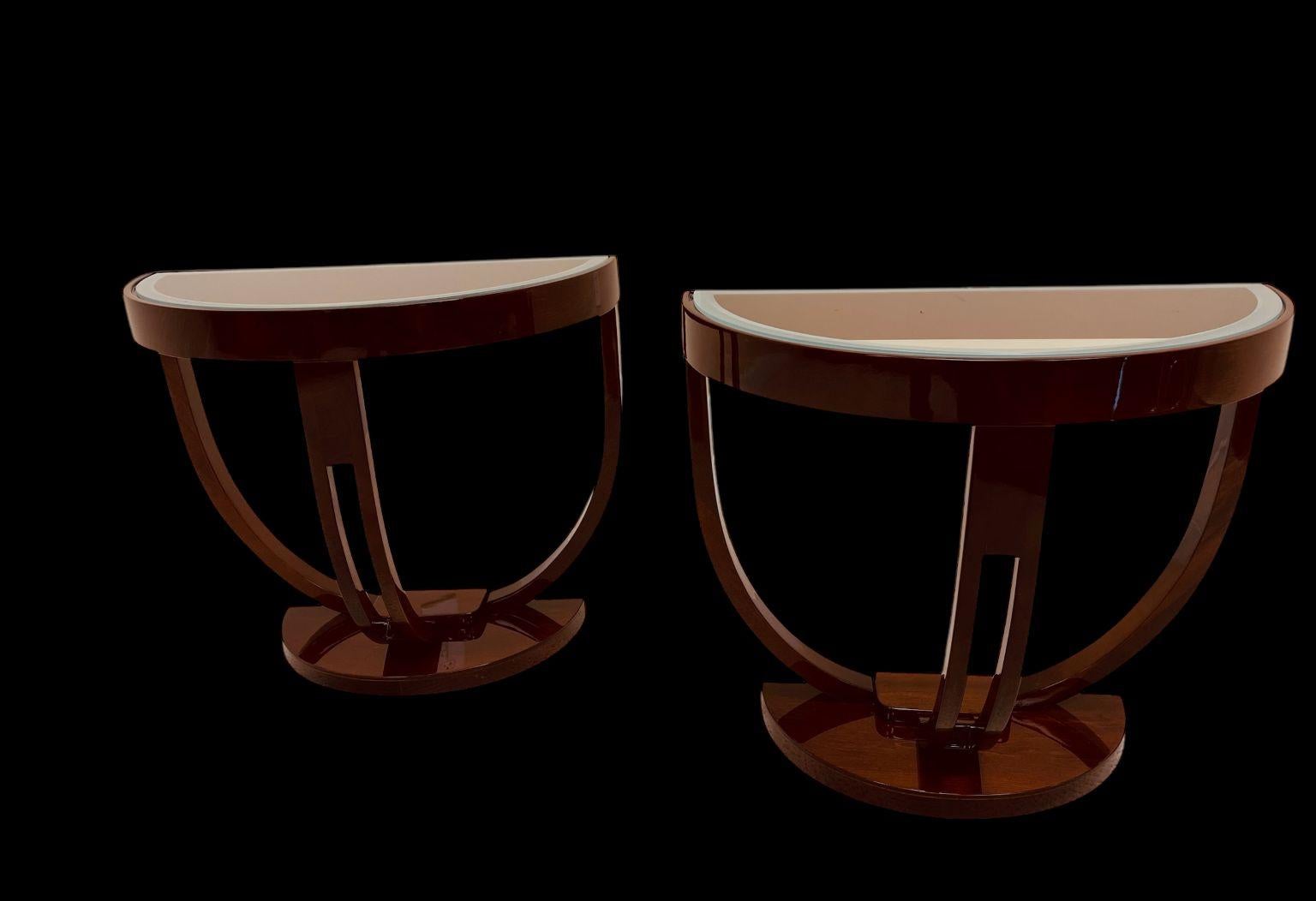 Art Déco Coppia di tavolini Streamline con piano in vetro a forma di mezzo cerchio Art Deco, America C.I.C. 1930 in vendita