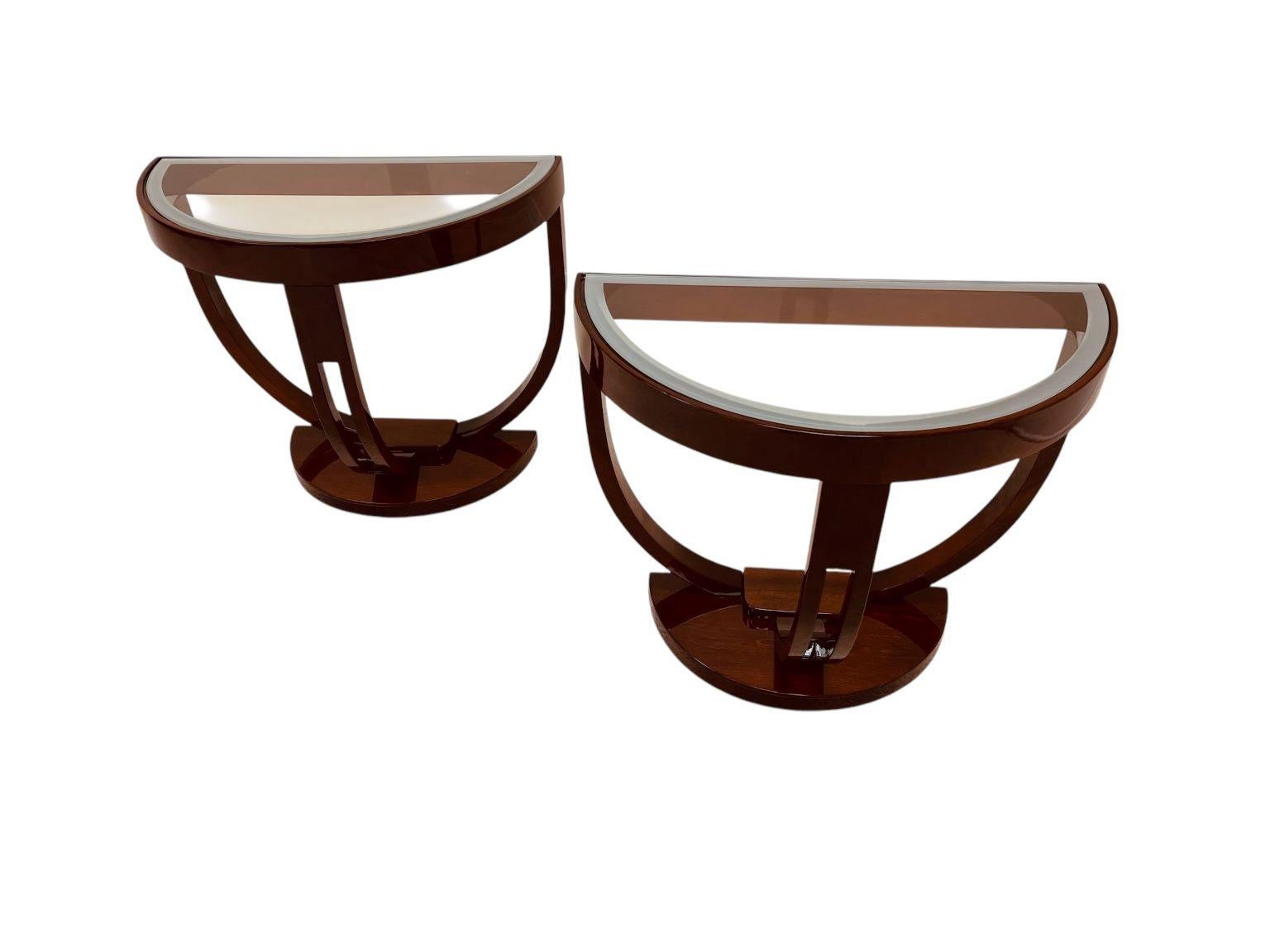 Americano Coppia di tavolini Streamline con piano in vetro a forma di mezzo cerchio Art Deco, America C.I.C. 1930 in vendita