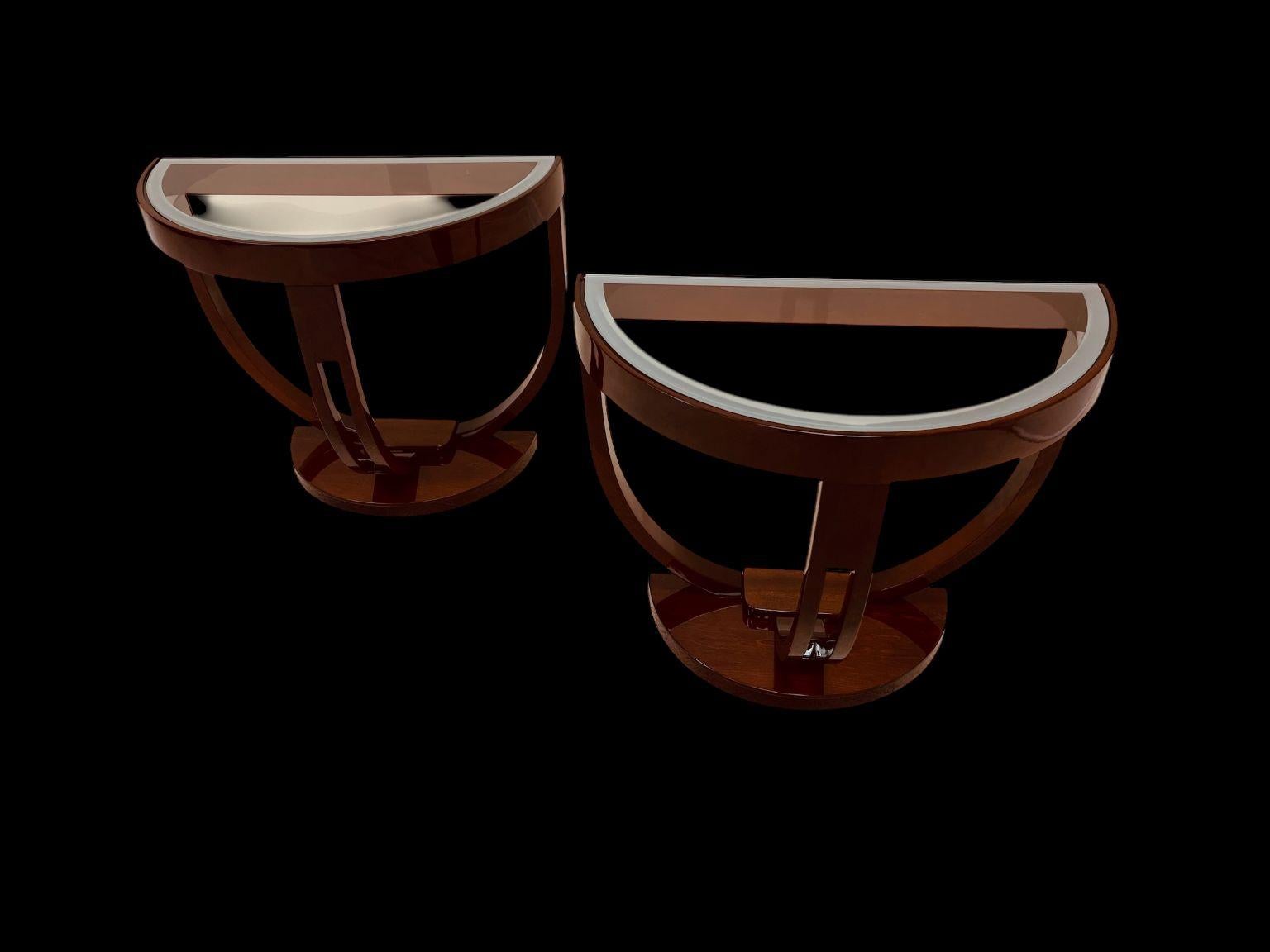 Satinato Coppia di tavolini Streamline con piano in vetro a forma di mezzo cerchio Art Deco, America C.I.C. 1930 in vendita