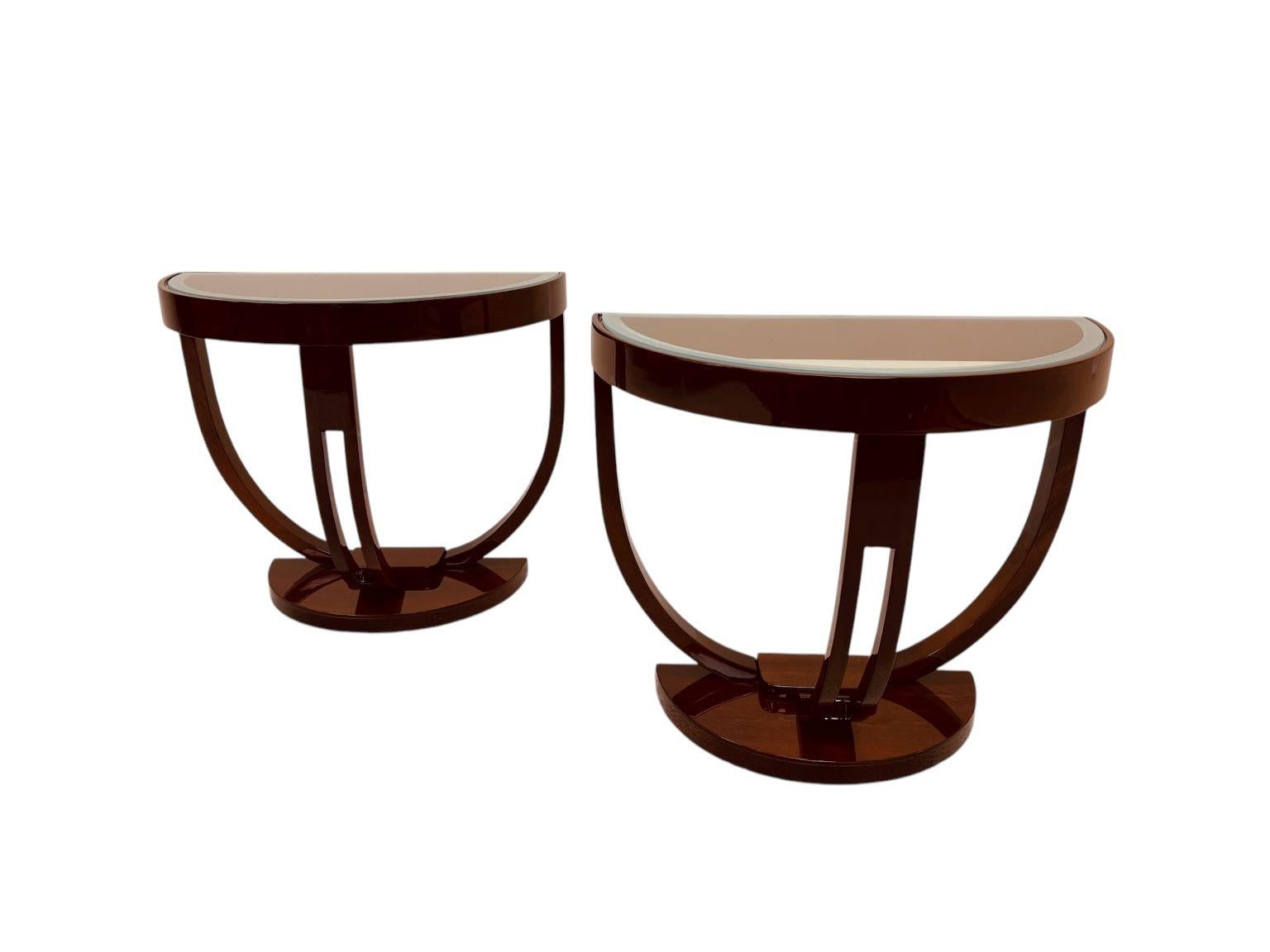 Coppia di tavolini Streamline con piano in vetro a forma di mezzo cerchio Art Deco, America C.I.C. 1930 In condizioni ottime in vendita a Bernville, PA