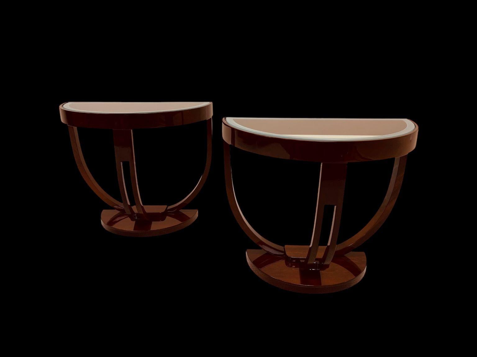 Metà XX secolo Coppia di tavolini Streamline con piano in vetro a forma di mezzo cerchio Art Deco, America C.I.C. 1930 in vendita