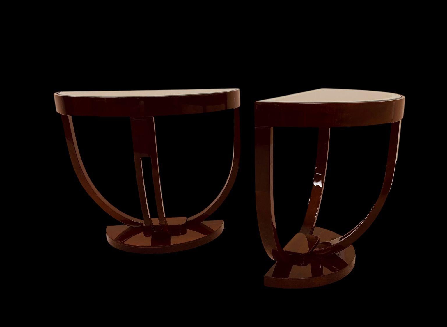 Coppia di tavolini Streamline con piano in vetro a forma di mezzo cerchio Art Deco, America C.I.C. 1930 in vendita 1