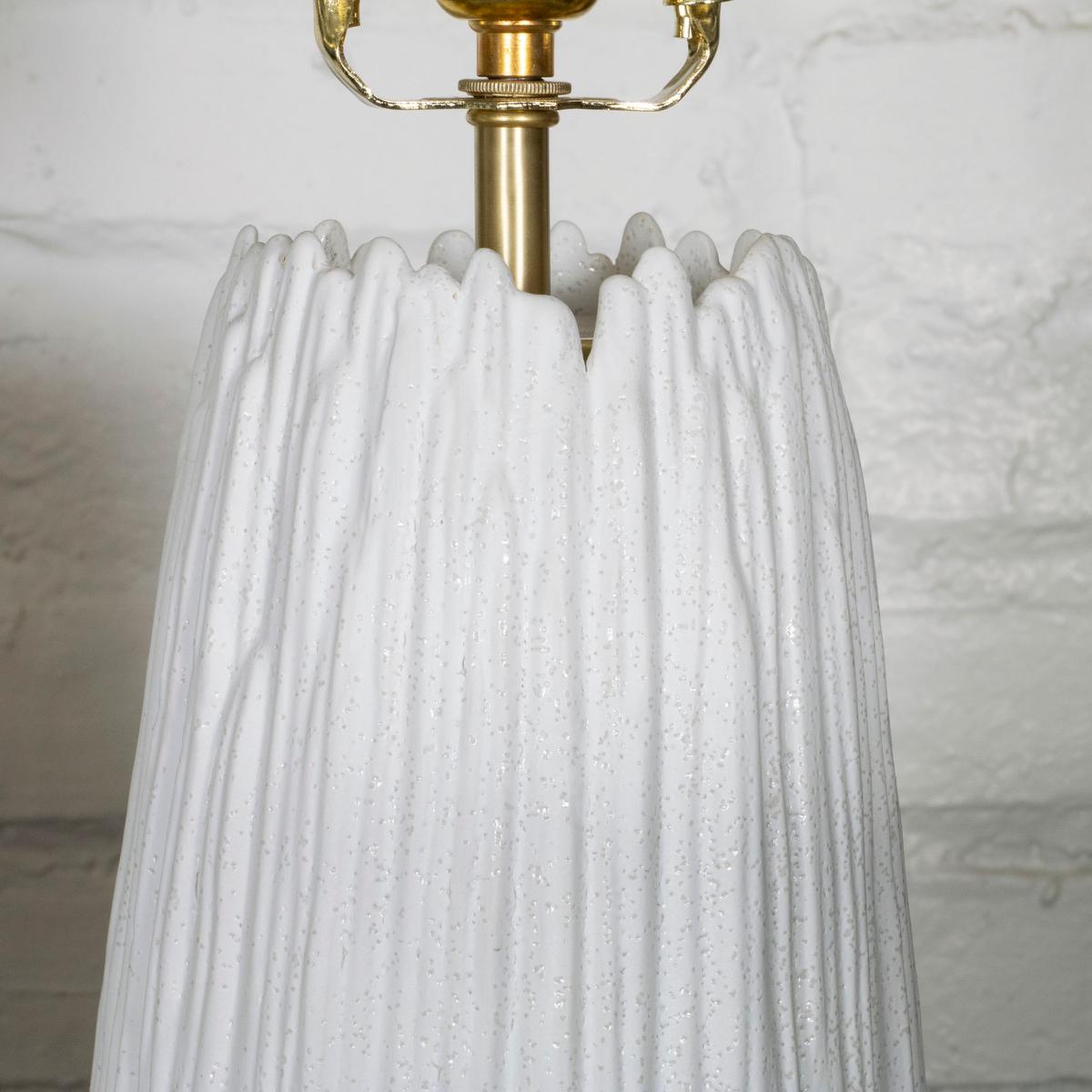 Mid-Century Modern Pair of striated white ceramic table lamps For Sale