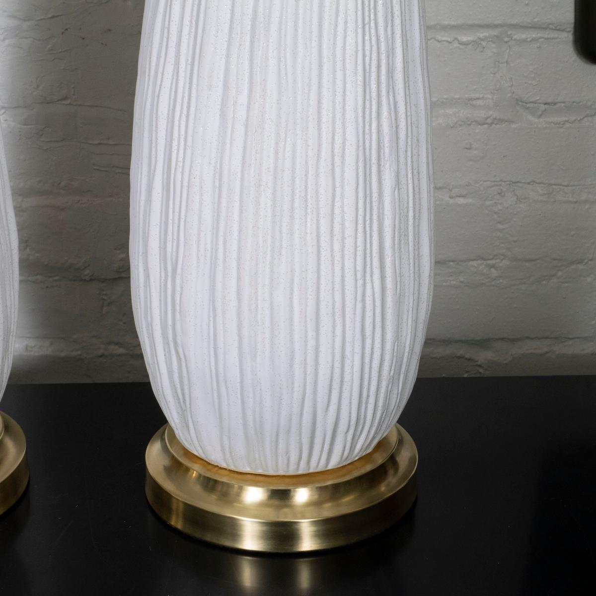 American Pair of striated white ceramic table lamps For Sale