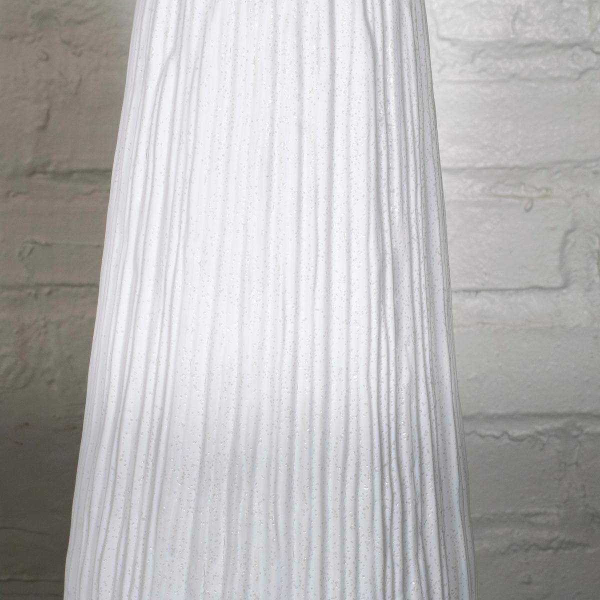 Pair of striated white ceramic table lamps In Good Condition For Sale In Tarrytown, NY