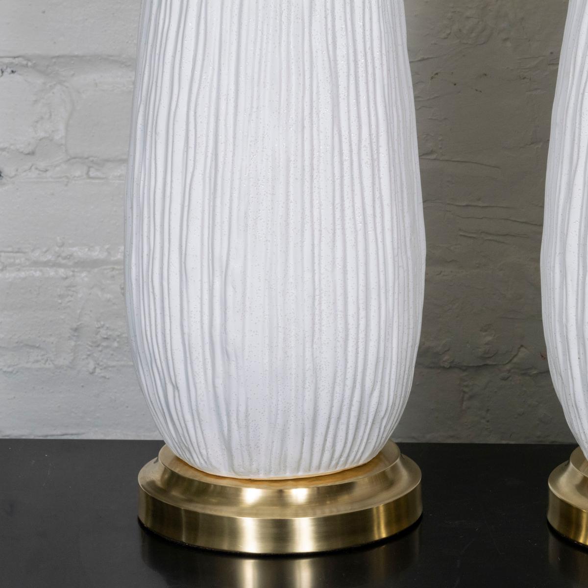 Contemporary Pair of striated white ceramic table lamps For Sale