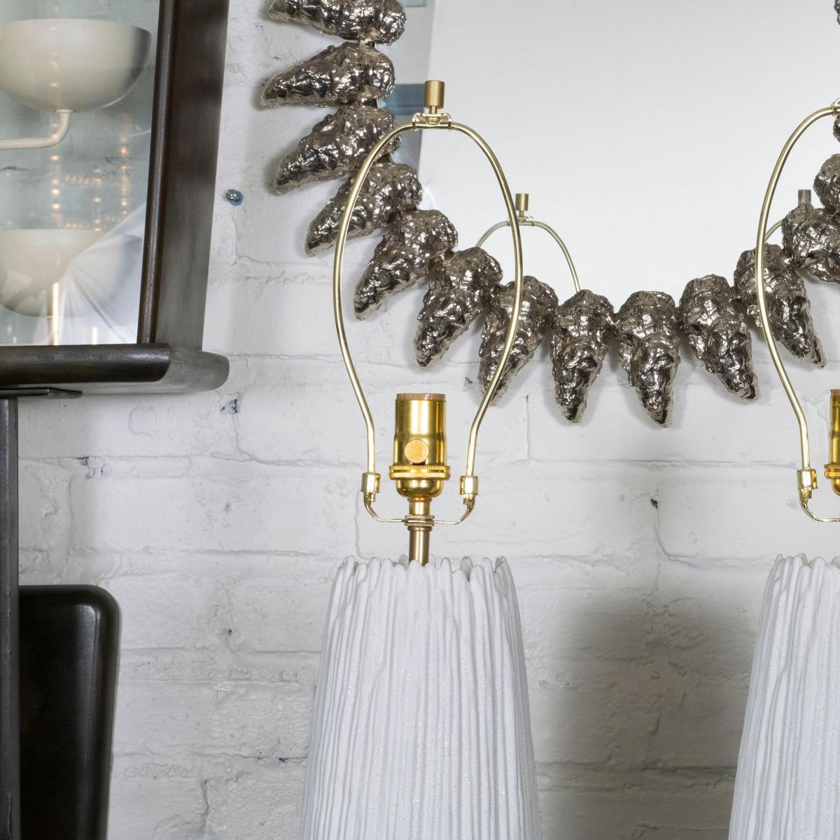 Pair of striated white ceramic table lamps For Sale 1