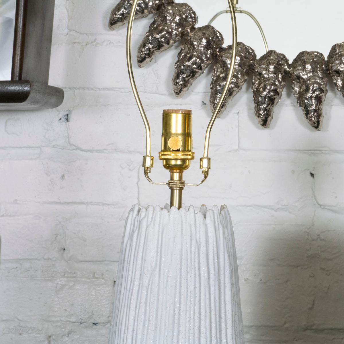 Pair of striated white ceramic table lamps For Sale 2