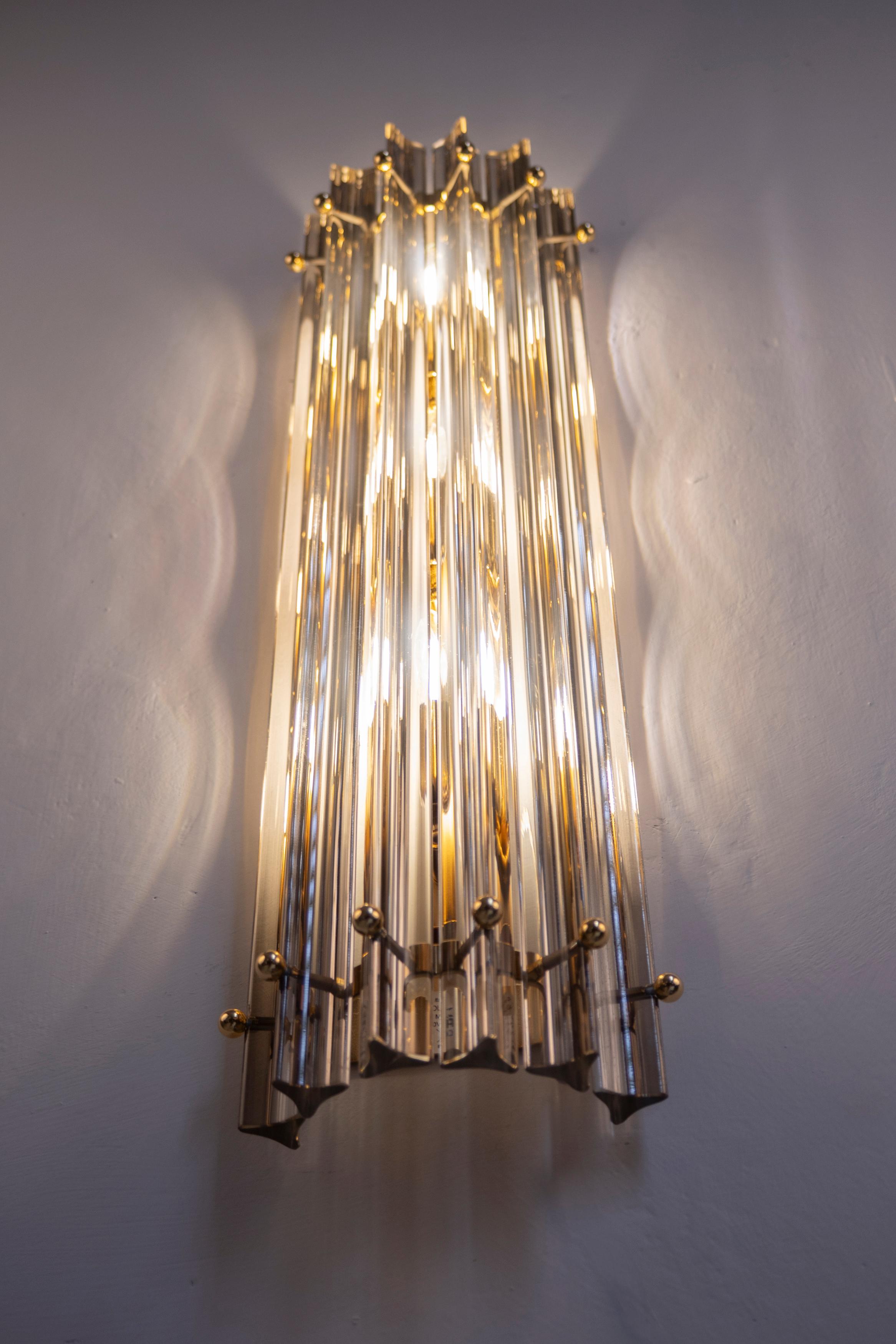 Coppia di straordinarie lampade da parete a prisma di cristallo contemporanee in vendita 3