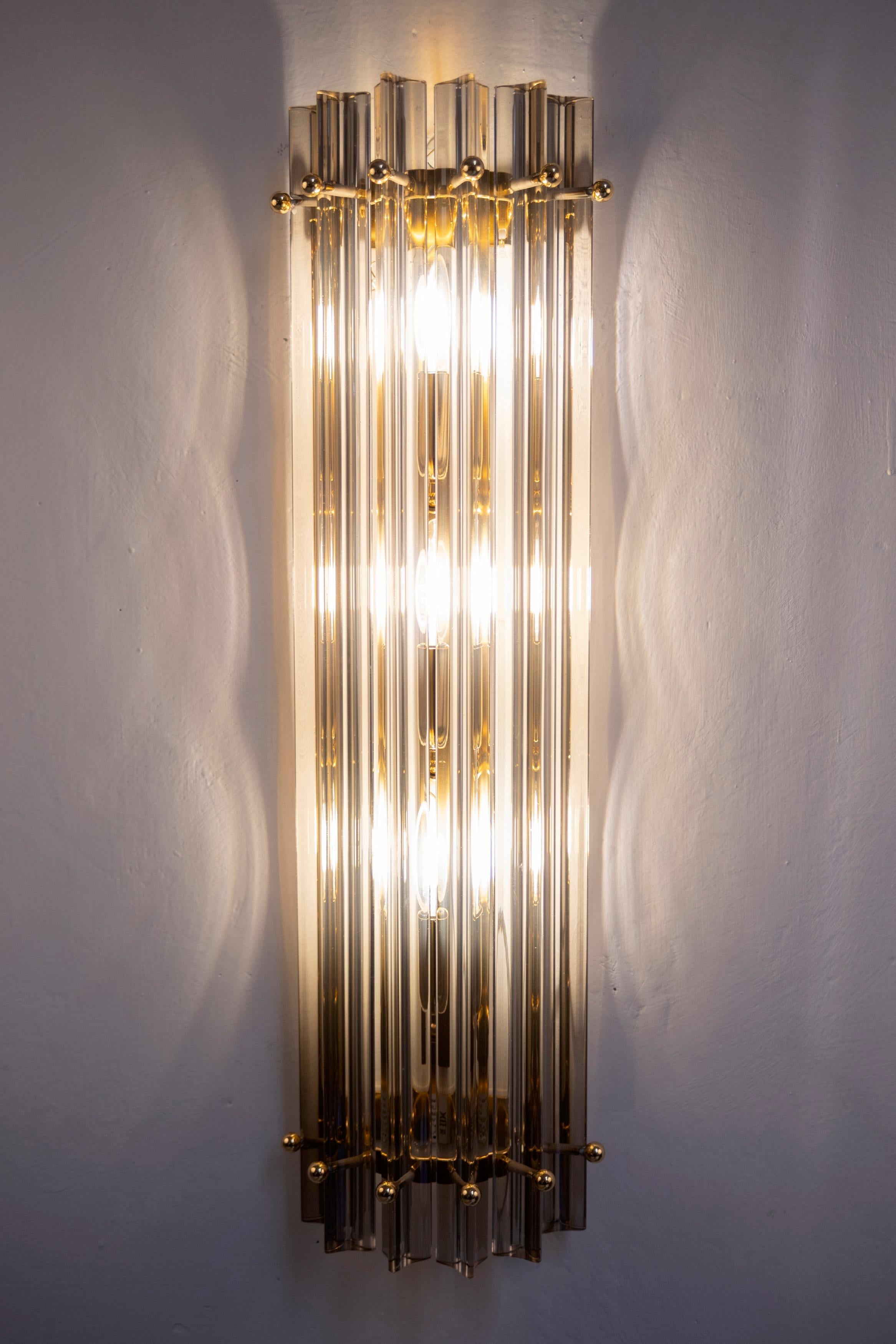 Una bella coppia di  triedi ambra e chiaro  Le applique di Murano sono state realizzate da un'azienda di  Prisma in cristallo di Murano con montatura in metallo dorato.

Lampadine: 2 lampadine per ogni applique (dimensione E 14 non inclusa in questa