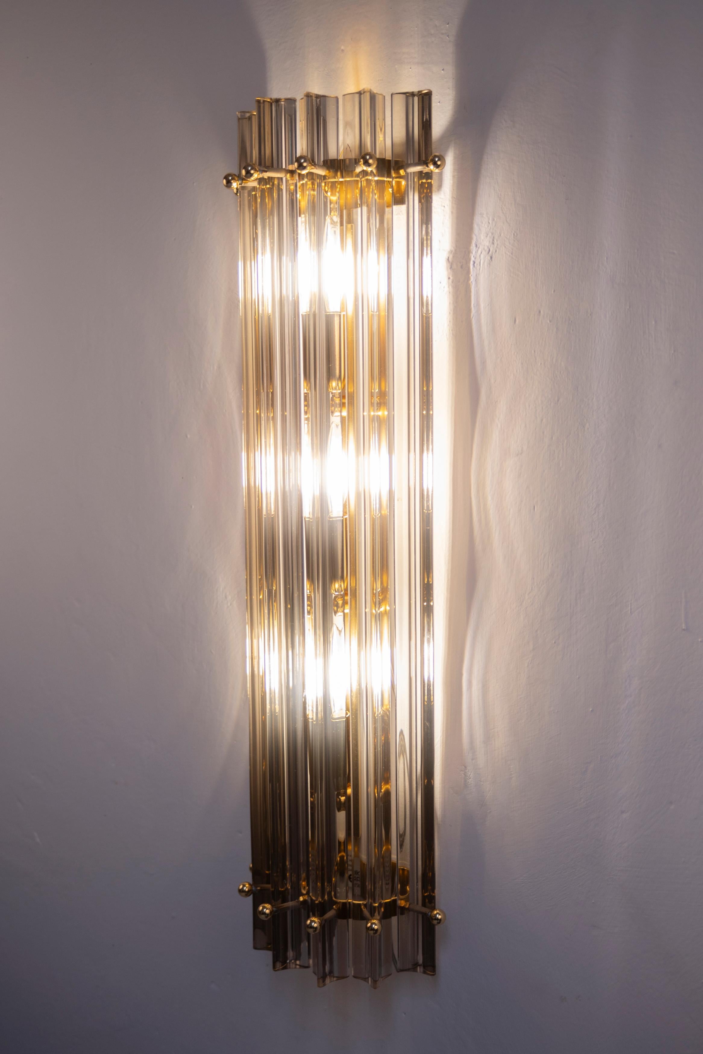 Moderno Coppia di straordinarie lampade da parete a prisma di cristallo contemporanee in vendita