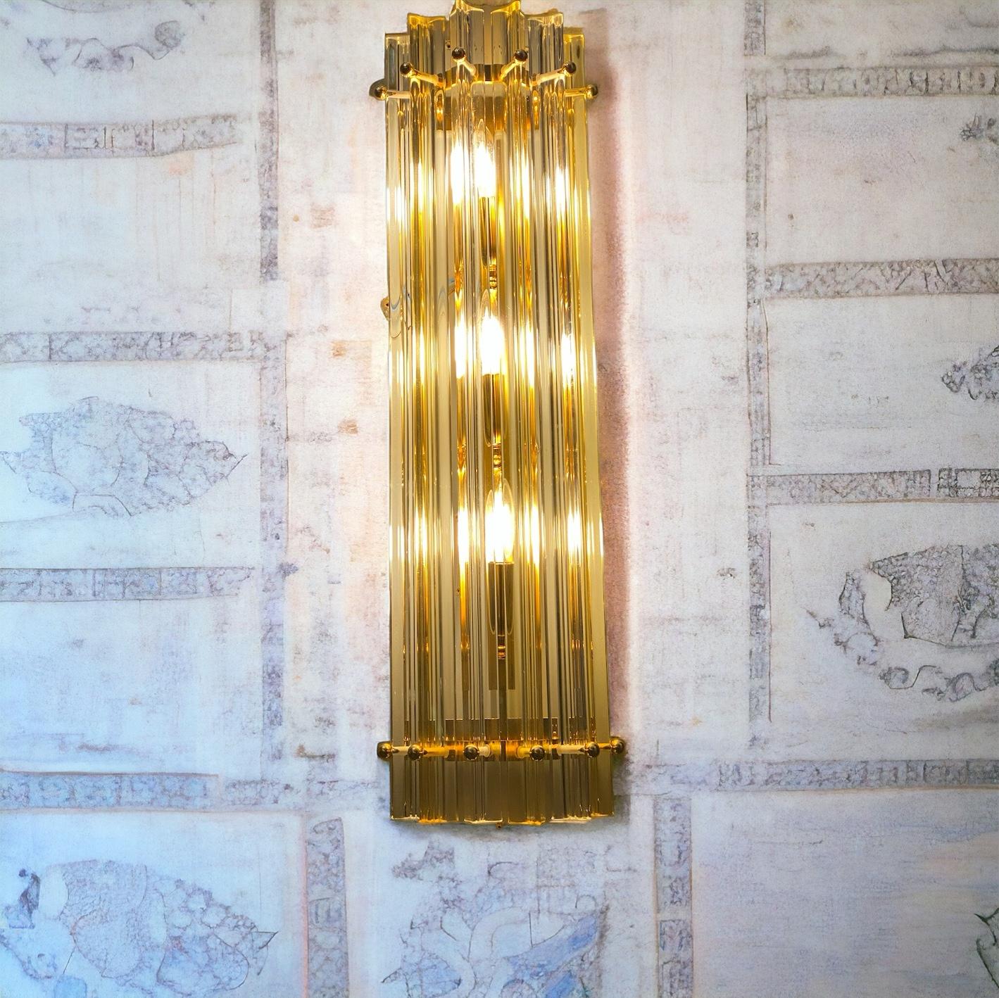 Ein Paar auffällige Contemporary Crystal Prism Wandleuchter (Geschliffenes Glas) im Angebot