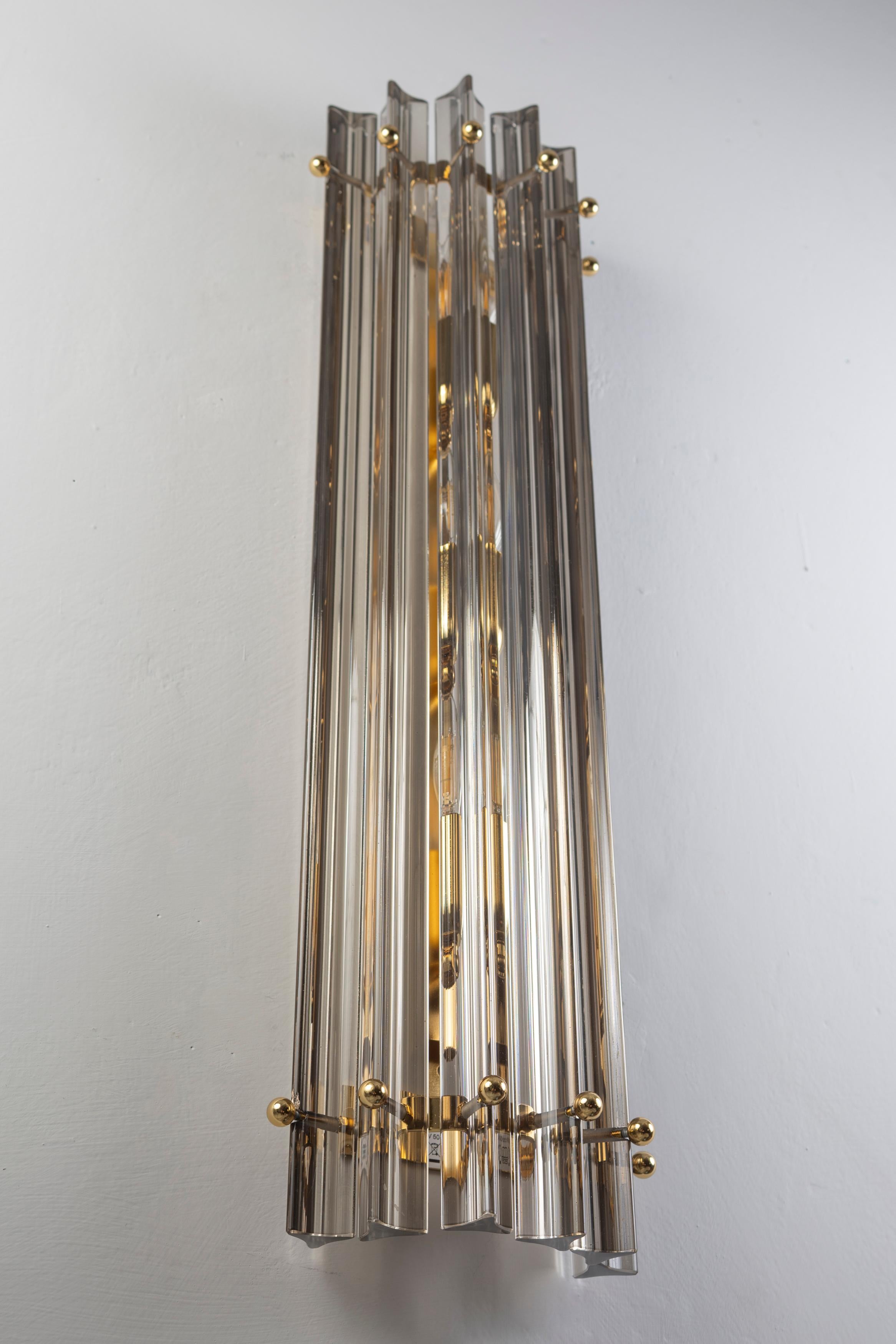 Vetro intagliato Coppia di straordinarie lampade da parete a prisma di cristallo contemporanee in vendita