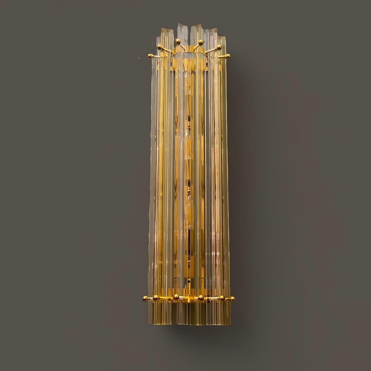 Ein Paar auffällige Contemporary Crystal Prism Wandleuchter im Angebot 1
