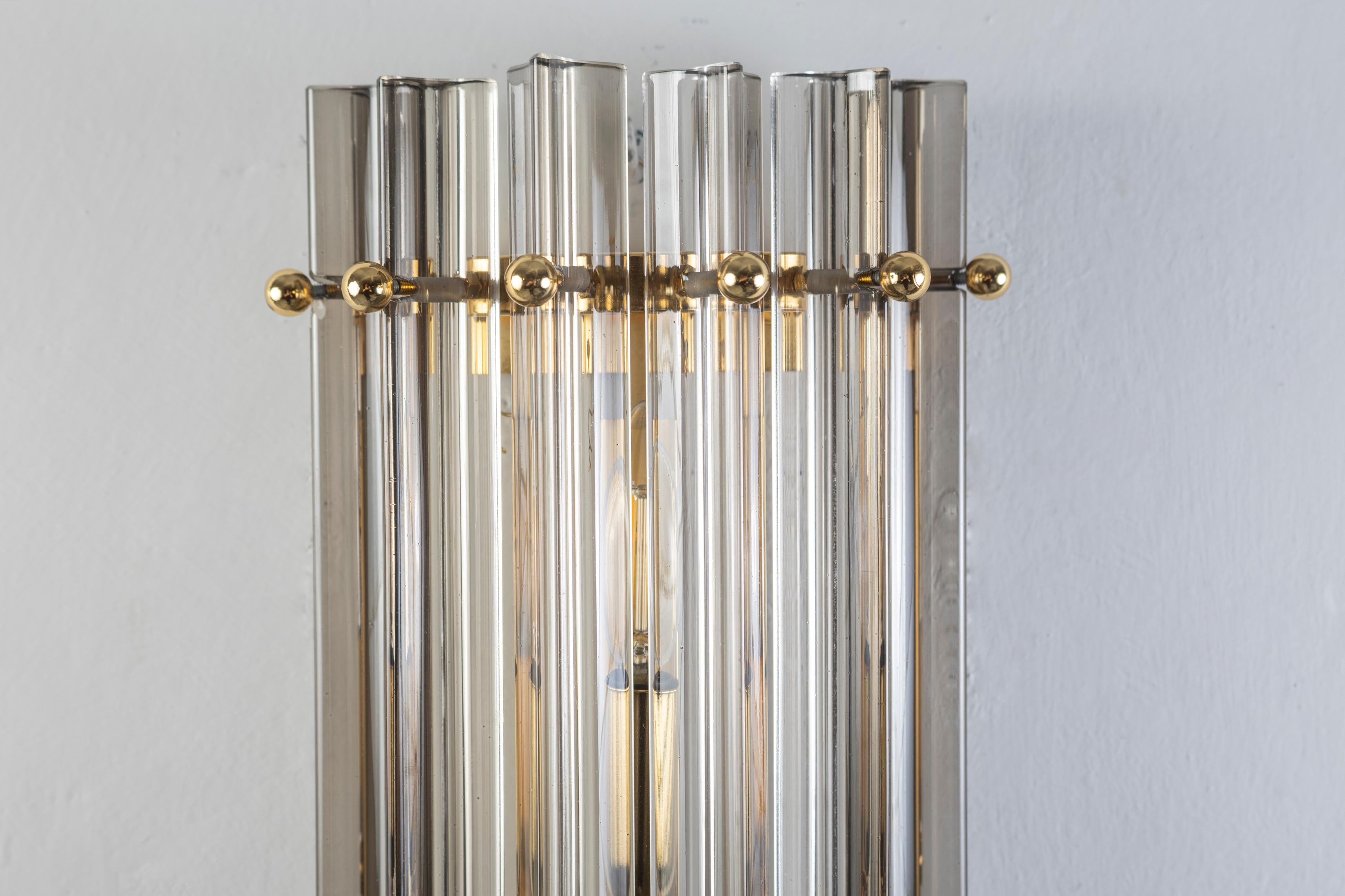 Coppia di straordinarie lampade da parete a prisma di cristallo contemporanee in vendita 1