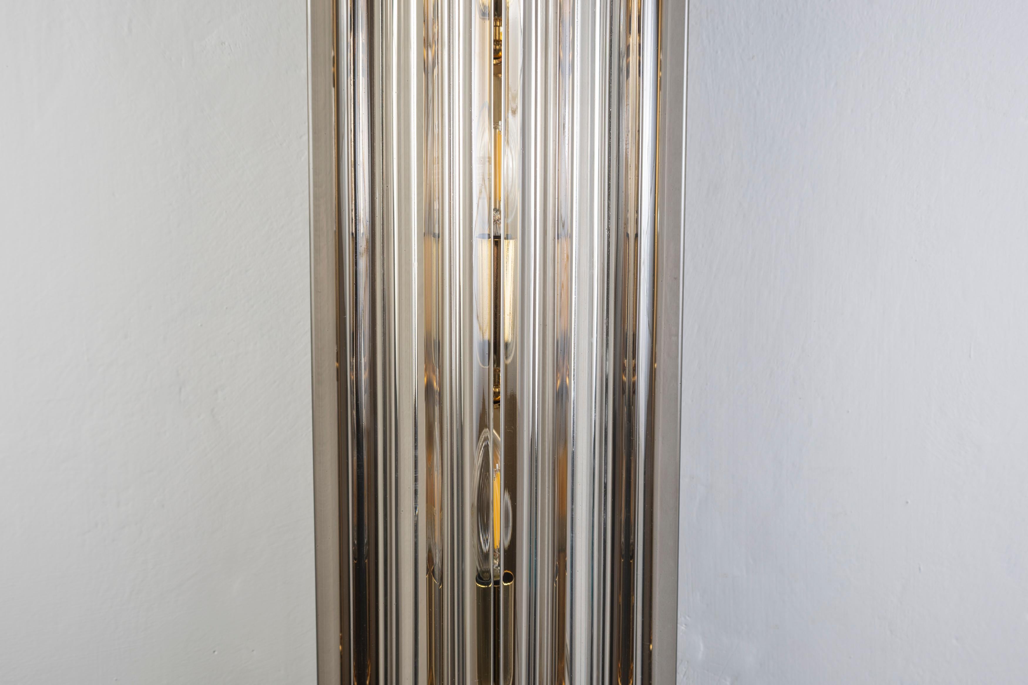 Coppia di straordinarie lampade da parete a prisma di cristallo contemporanee in vendita 2