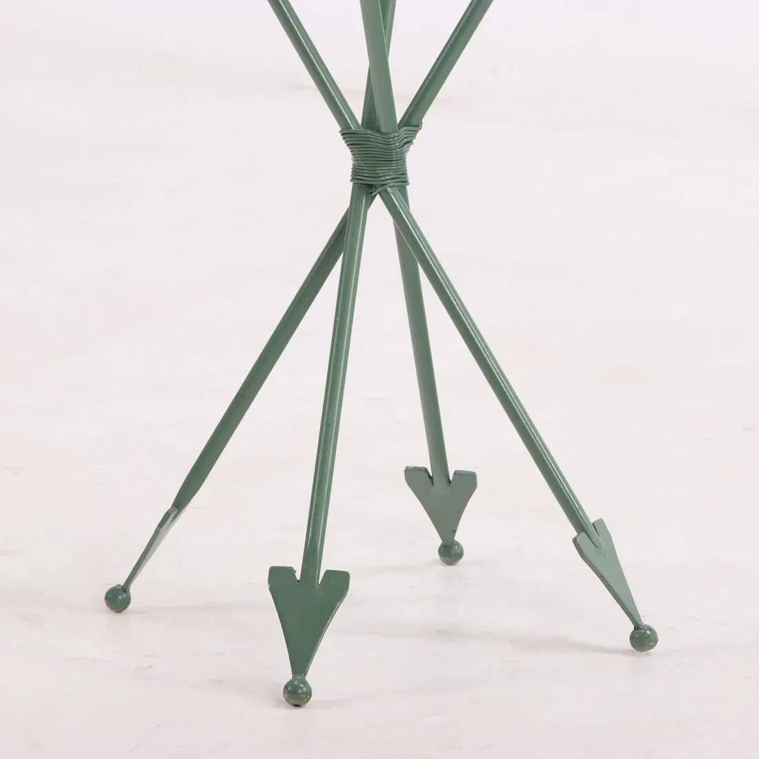 Zwei auffällige französische Tische aus Arrow-Eisen, die Maison Jansen zugeschrieben werden (Handgefertigt) im Angebot