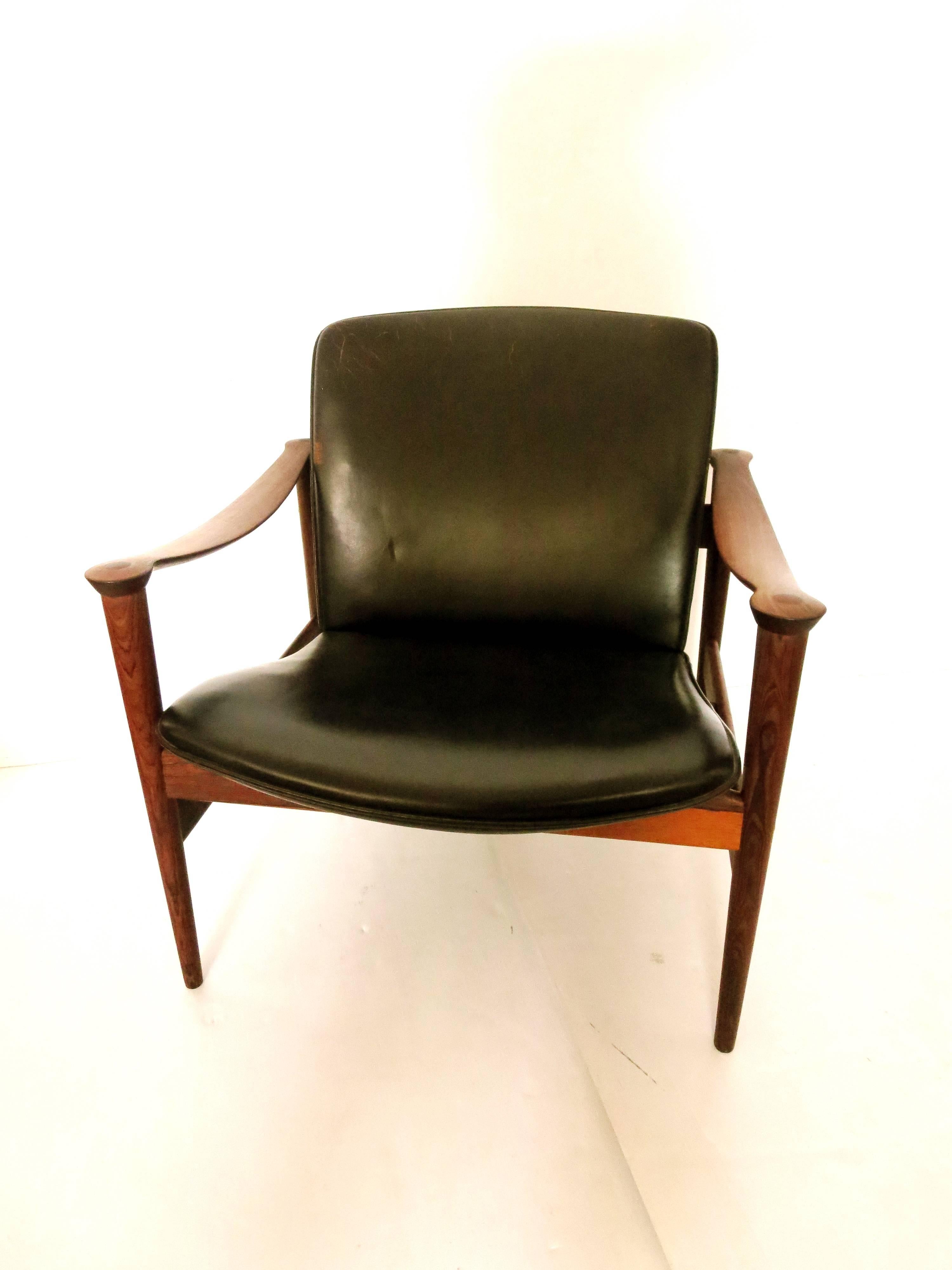Pair of Striking Lounge Club Chairs by Fredrik Kayser in Rosewood Model 711 In Good Condition In San Diego, CA