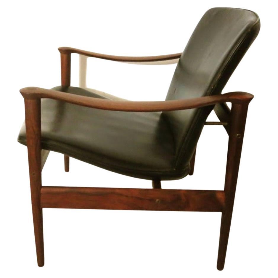 Pair of Striking Lounge Club Chairs by Fredrik Kayser in Rosewood Model 711 In Good Condition In San Diego, CA