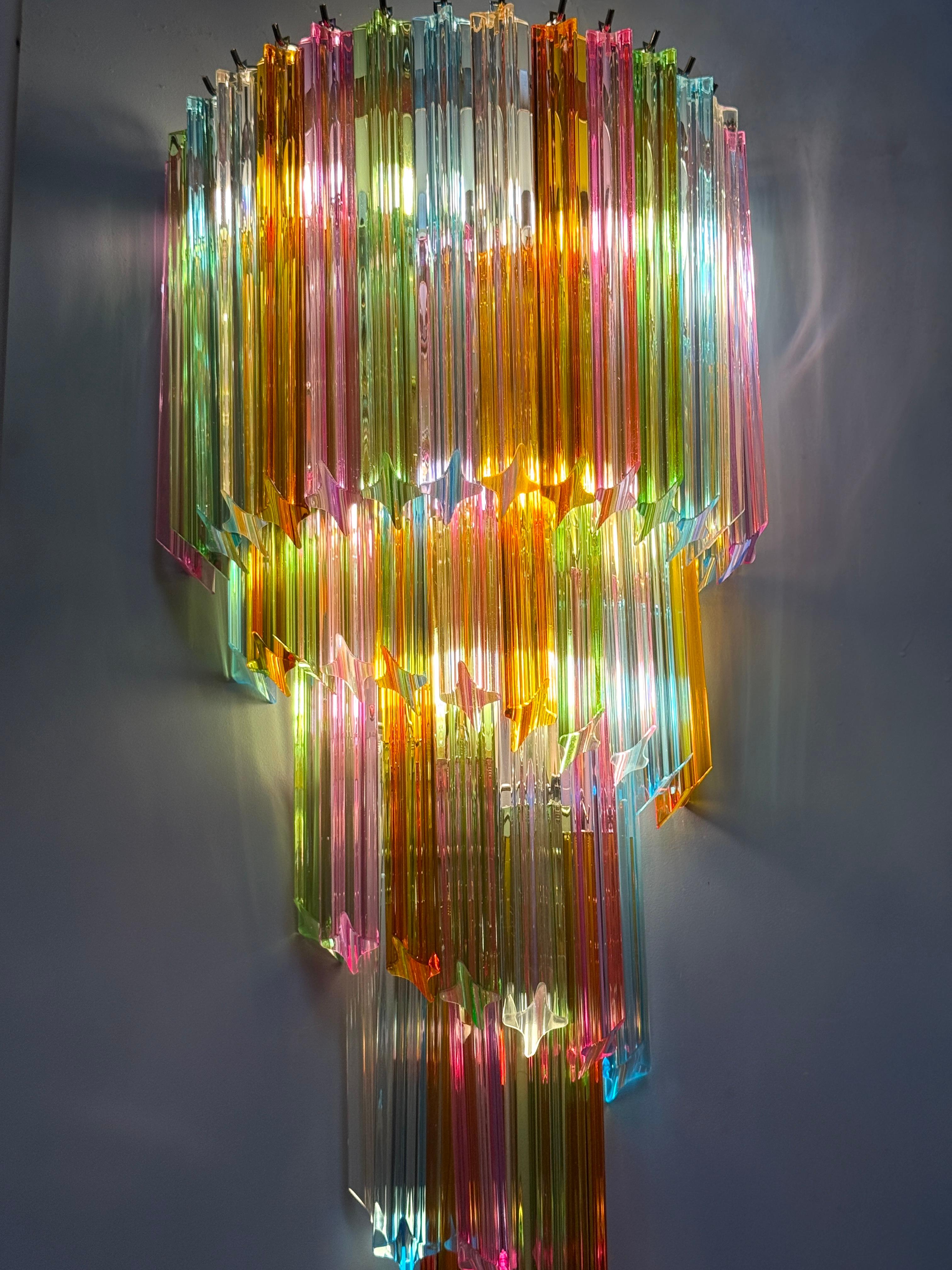 Pareja de llamativos apliques contemporáneos de prisma de cristal multicolor Vortigo Vidrio cortado en venta