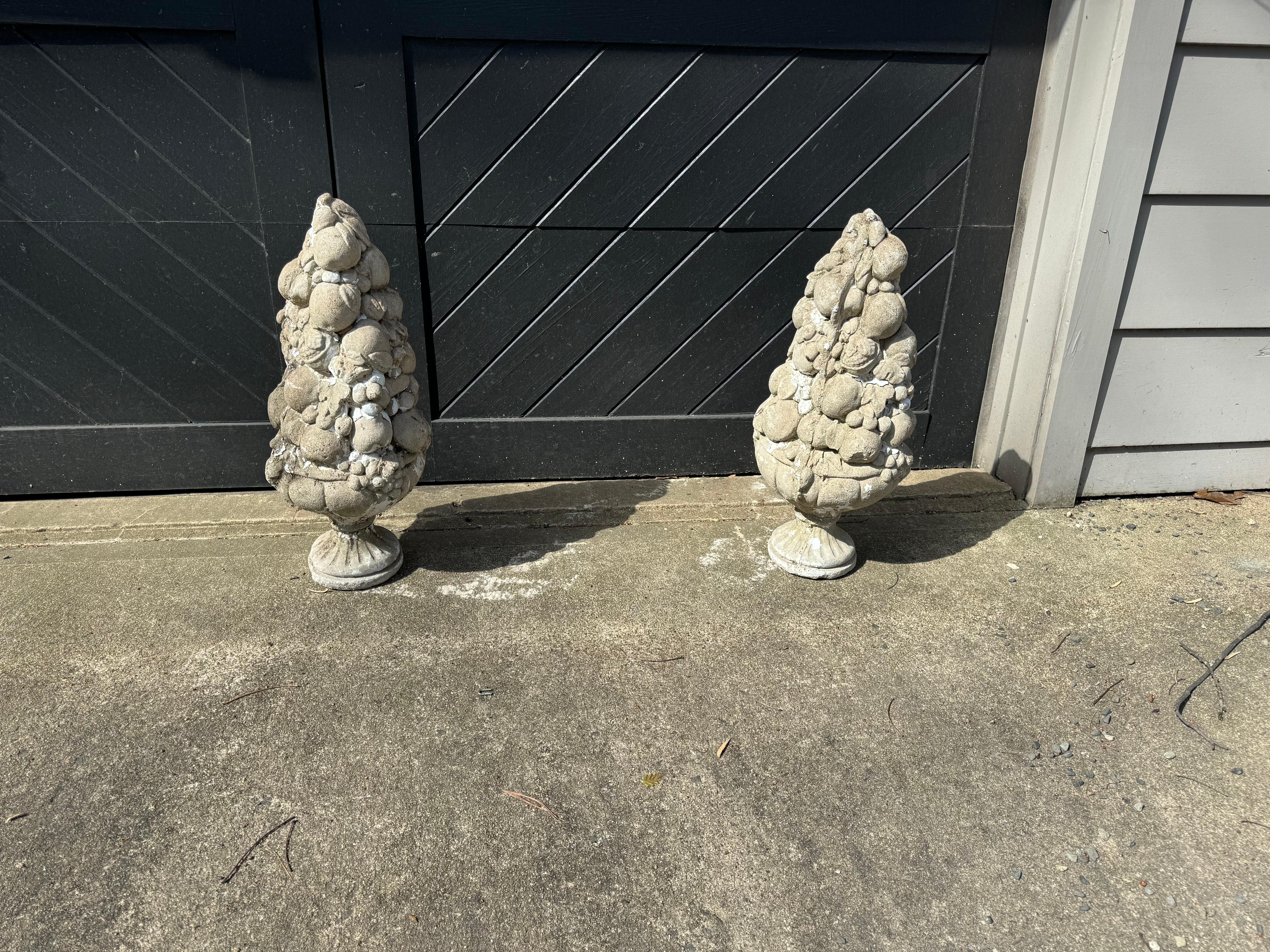 Pareja de llamativas esculturas de jardín vintage en forma de obelisco de cemento con cestas de frutas Estadounidense en venta