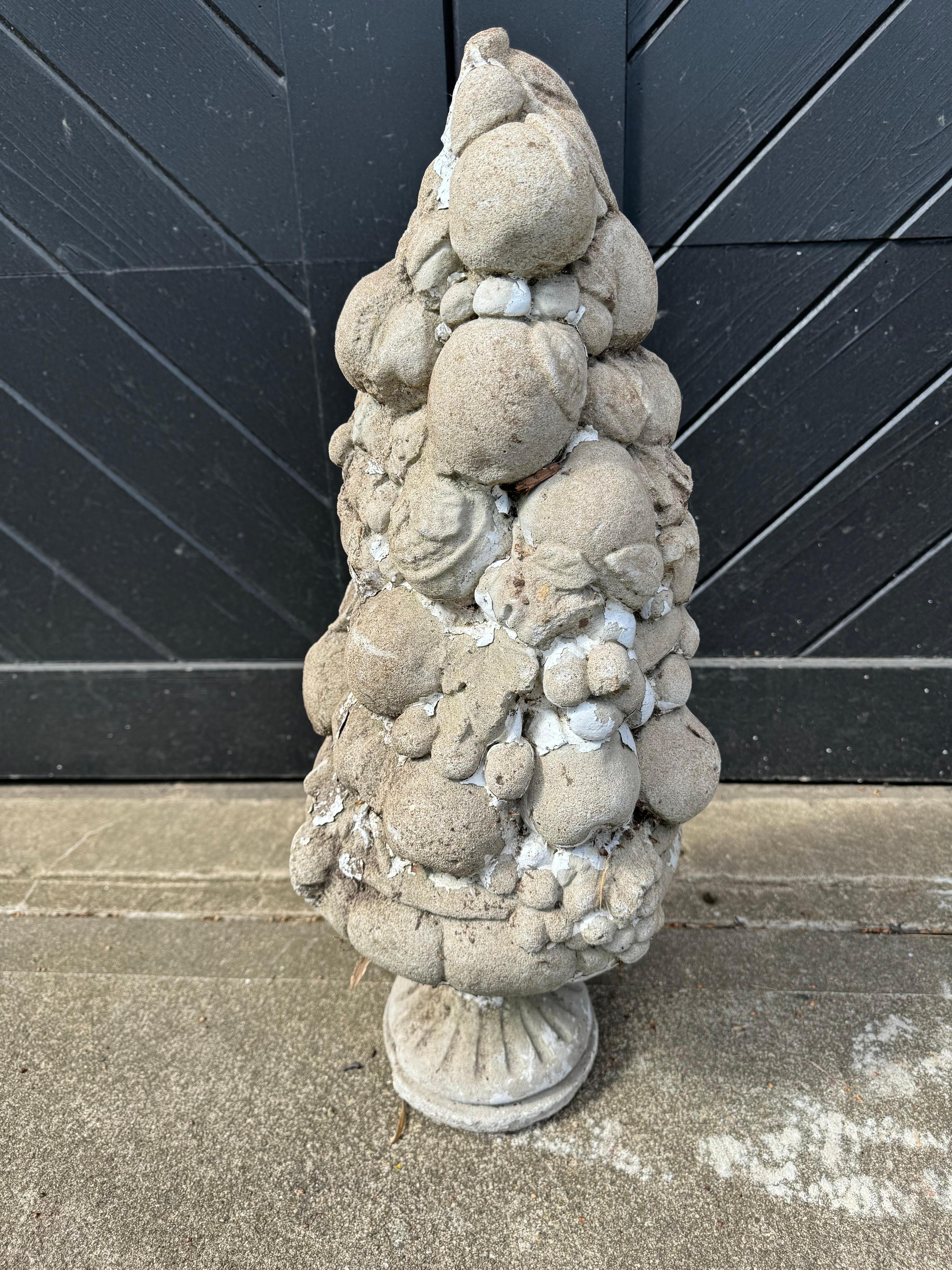 Pareja de llamativas esculturas de jardín vintage en forma de obelisco de cemento con cestas de frutas mediados del siglo XX en venta