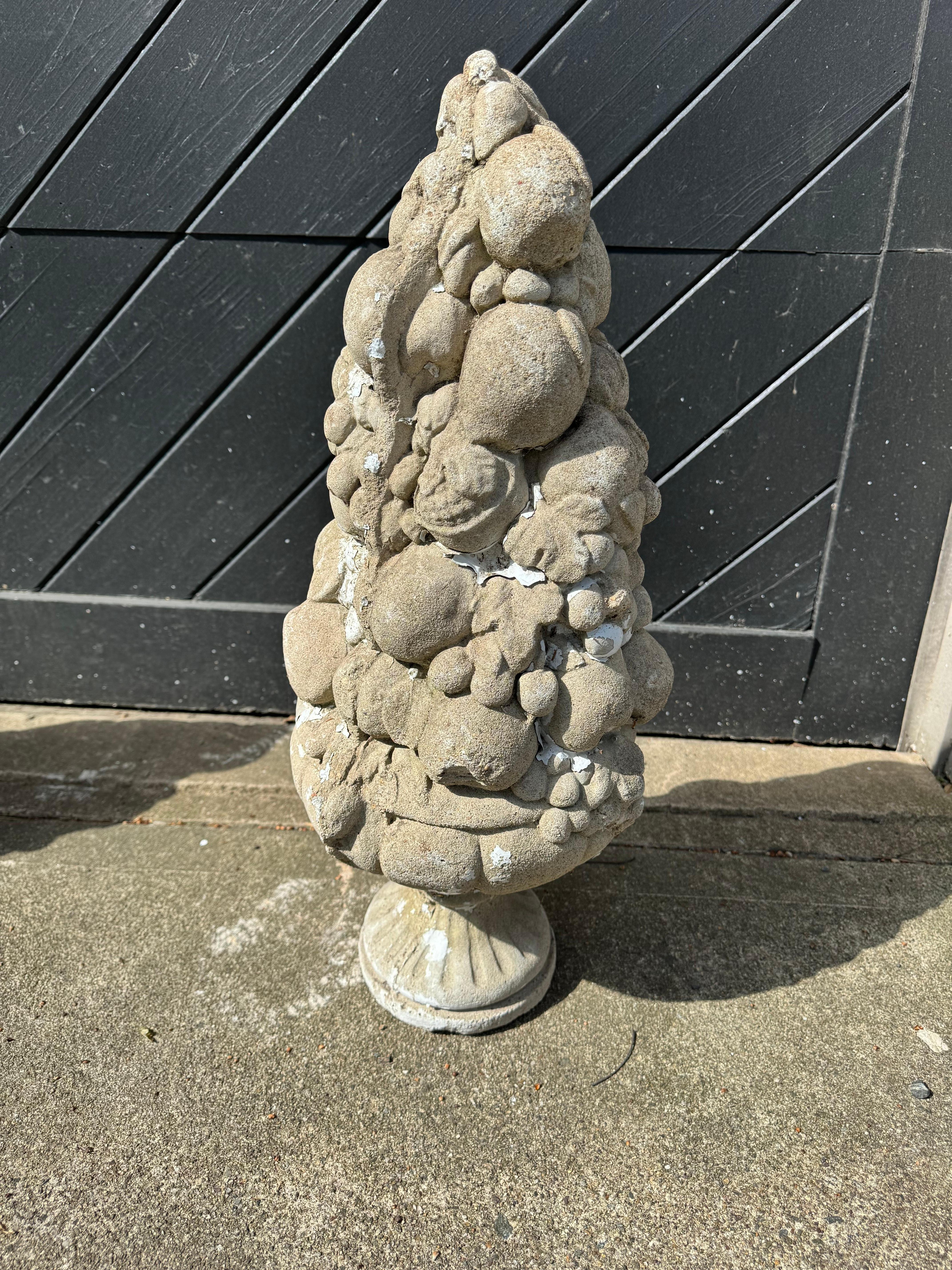 Pareja de llamativas esculturas de jardín vintage en forma de obelisco de cemento con cestas de frutas Cemento en venta