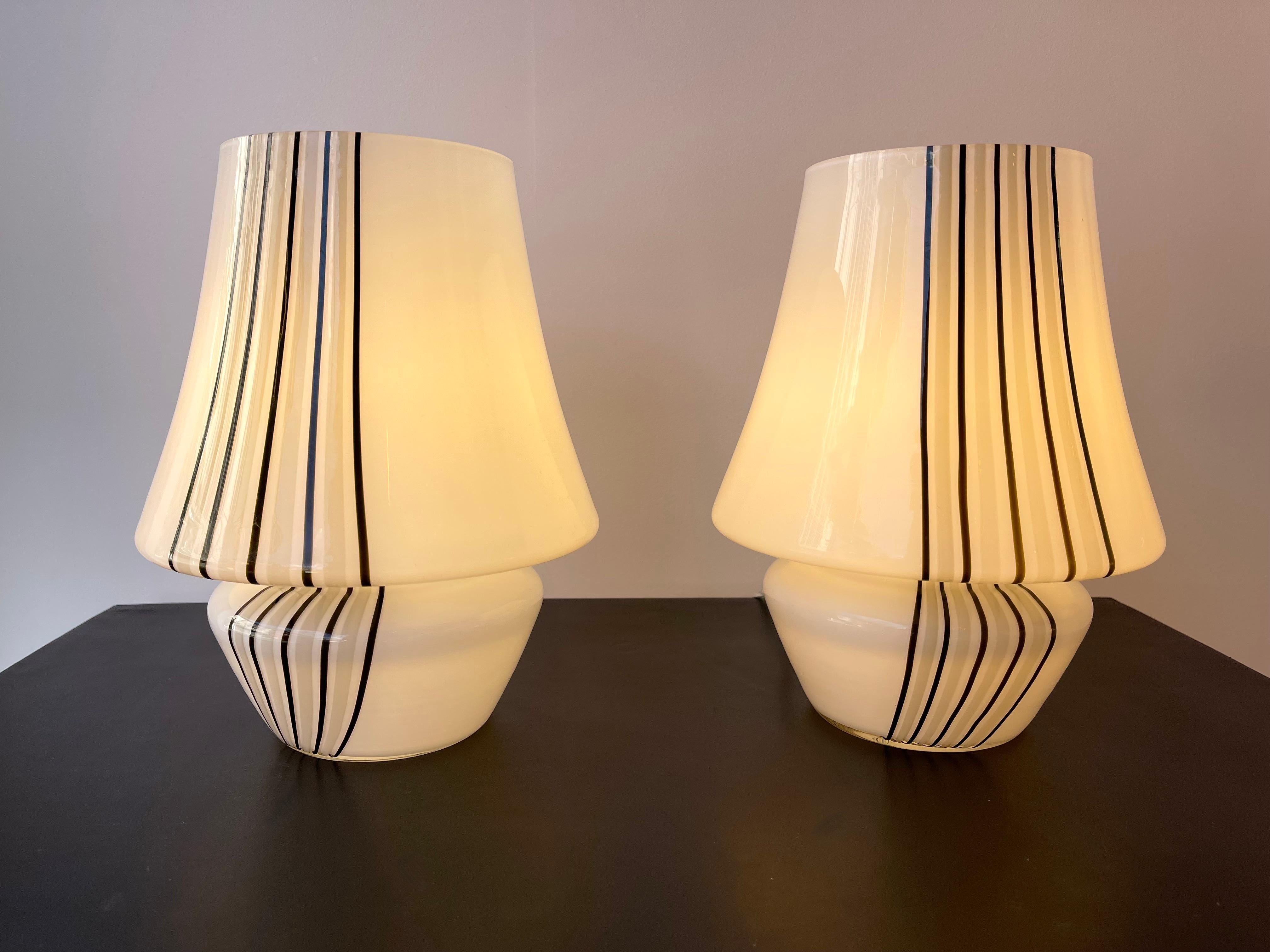Mid-Century Modern Paire de lampes en verre de Murano à rayures, Italie, années 1970 en vente