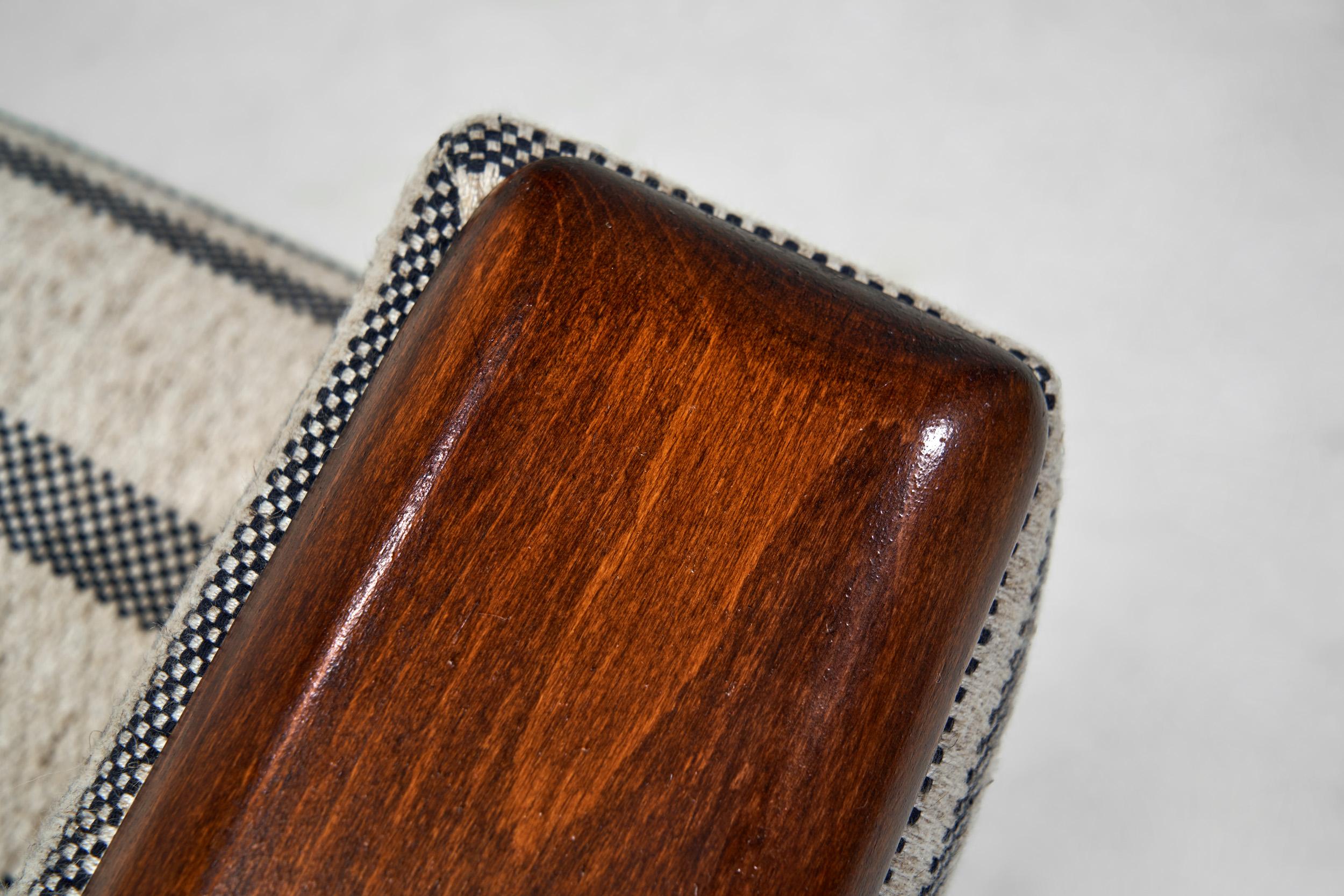 Coppia di poltrone a righe con struttura in legno, Europa, XX secolo in vendita 7