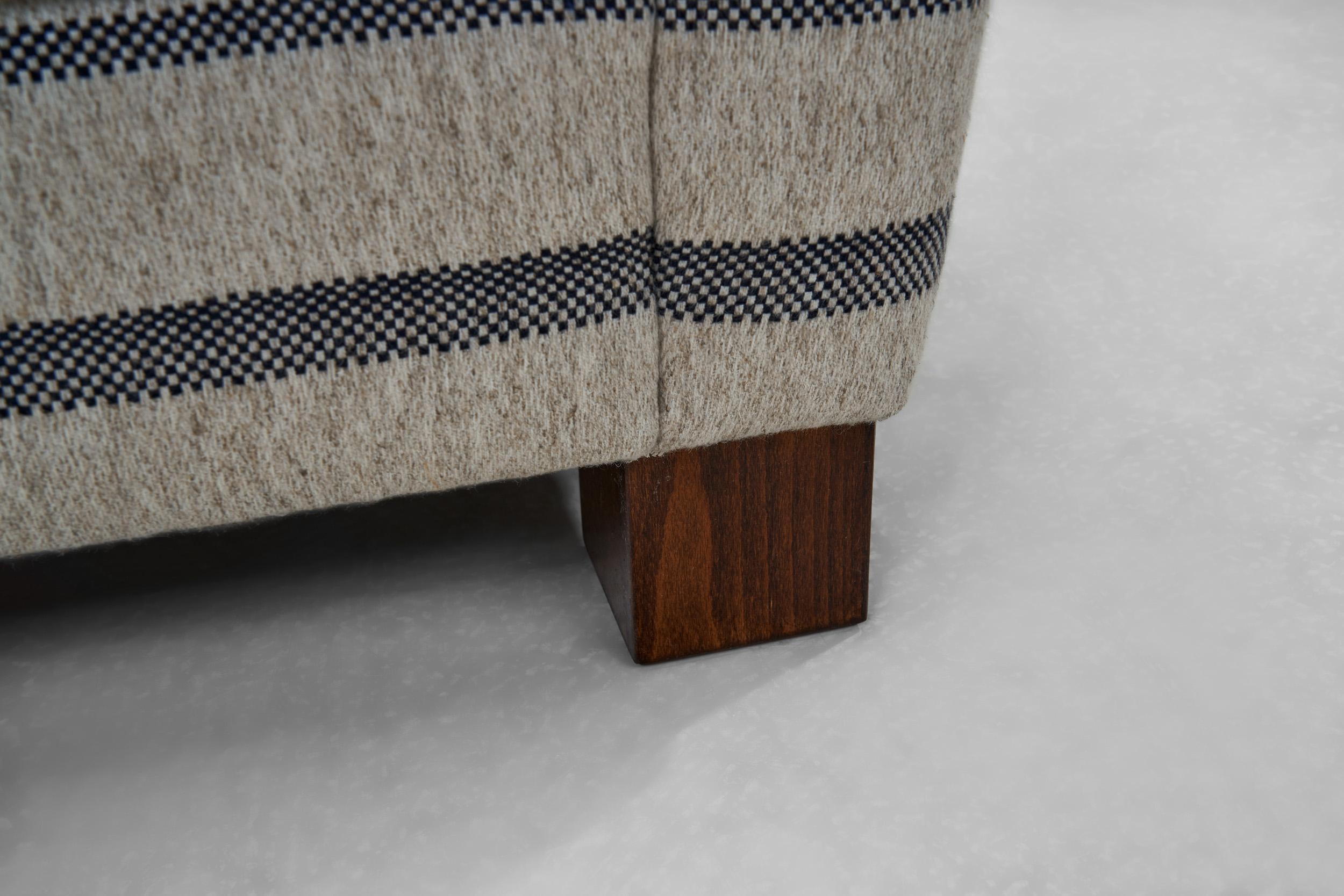 Coppia di poltrone a righe con struttura in legno, Europa, XX secolo in vendita 11