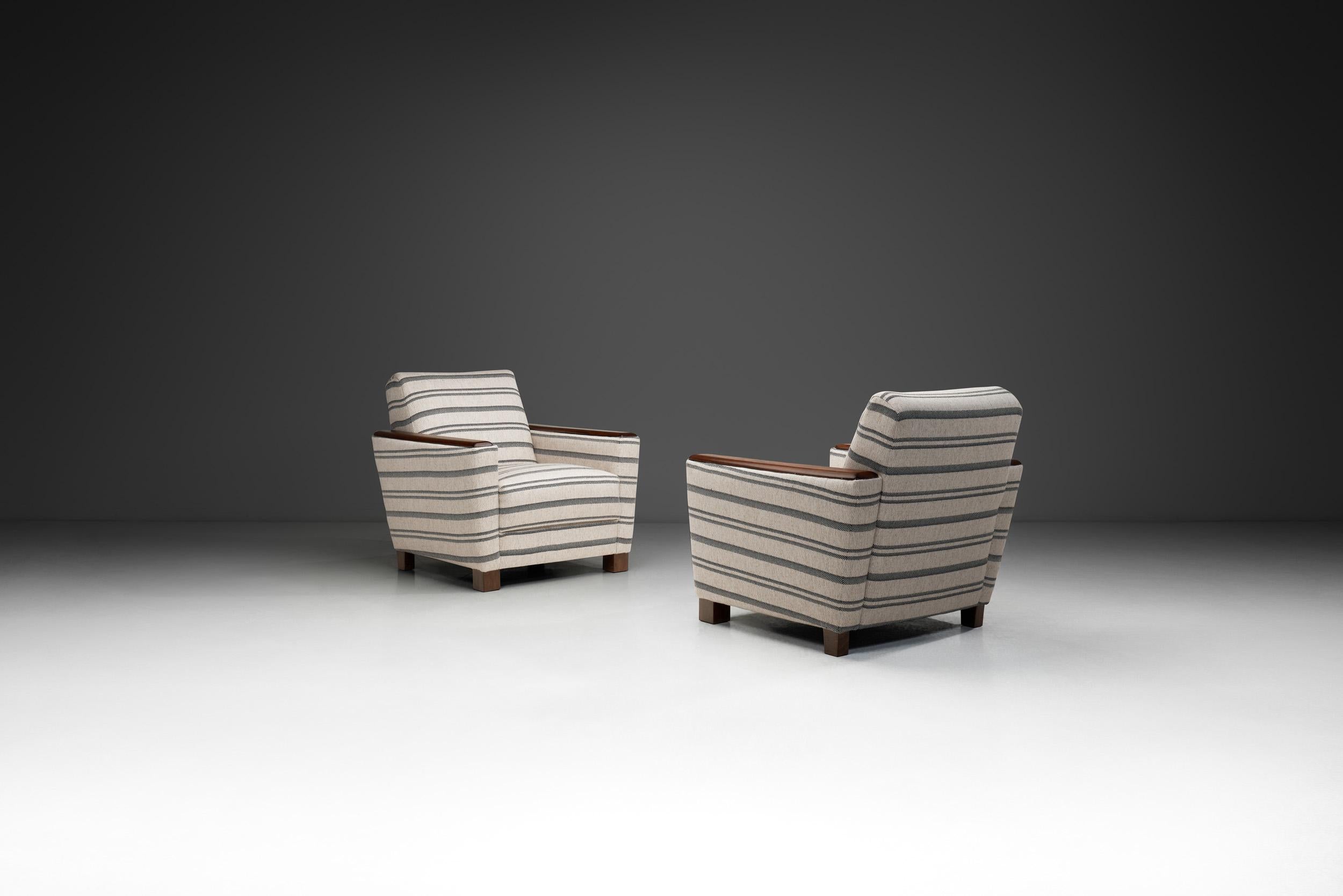 Mid-Century moderno Coppia di poltrone a righe con struttura in legno, Europa, XX secolo in vendita